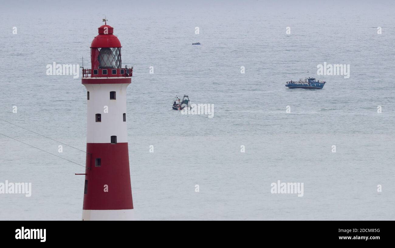 Beachy Head, Eastbourne, Regno Unito. 22 novembre 2020. La ricerca continua per due membri dell'equipaggio della Joanna C, una nave che trasmette un segnale di emergenza ieri 21/11/2020 circa tre miglia marine al largo della costa del Sussex. Oggi la guardia costiera è stata unita da pescherecci e da diporto nella ricerca vicino Beachy Head Lighthouse. Credit: James Boardman/Alamy Live News Foto Stock