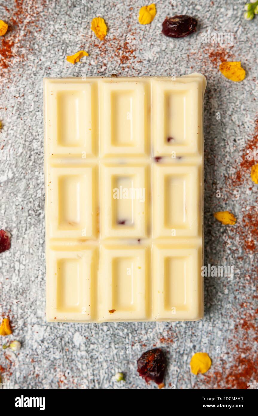 cioccolato bianco con pepe e ciliegia su sfondo chiaro Foto Stock