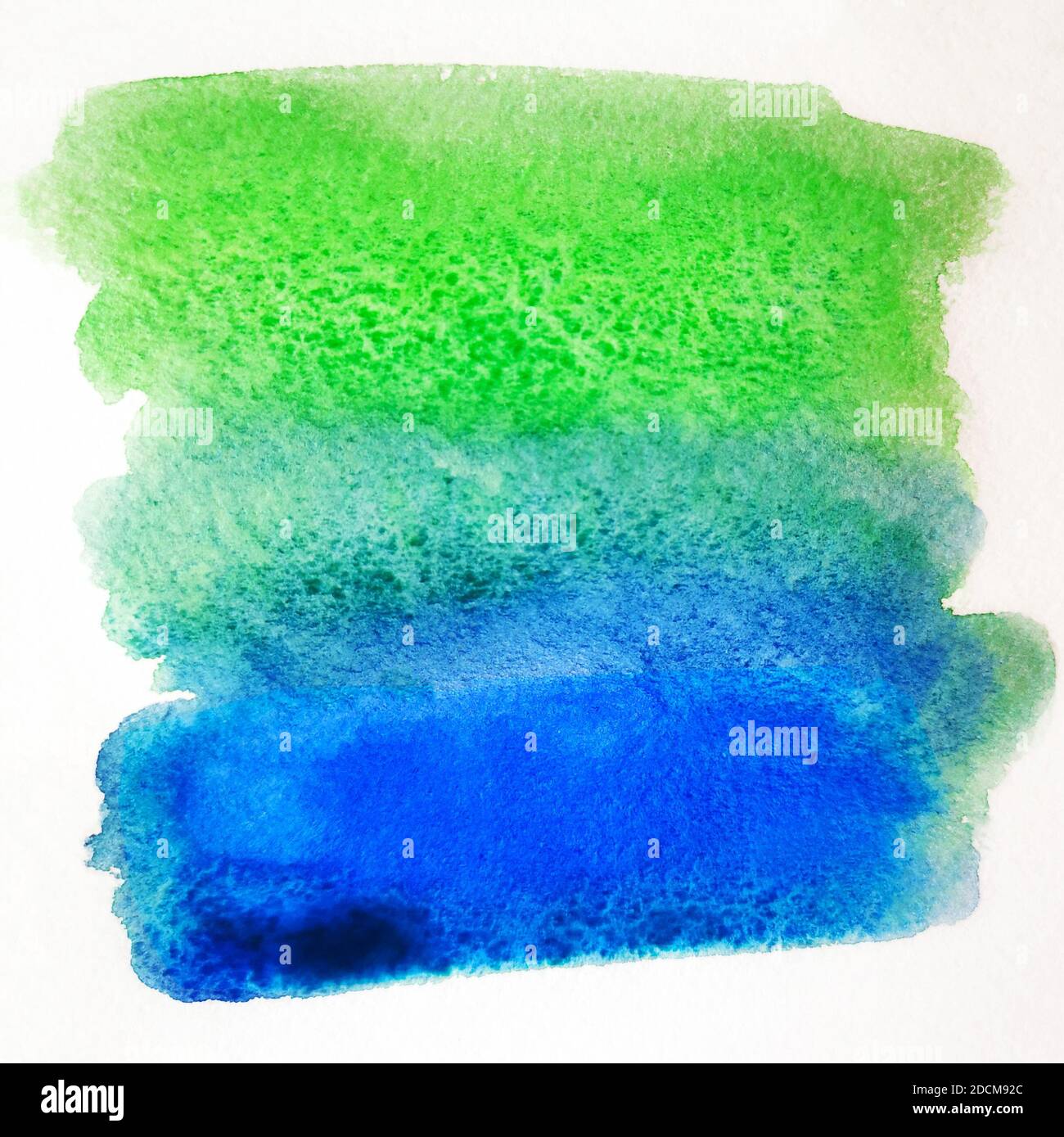 Sfondo blu e verde acquerello. Il gradiente dal blu scuro al verde chiaro. Carta e grana pennello. Foto Stock