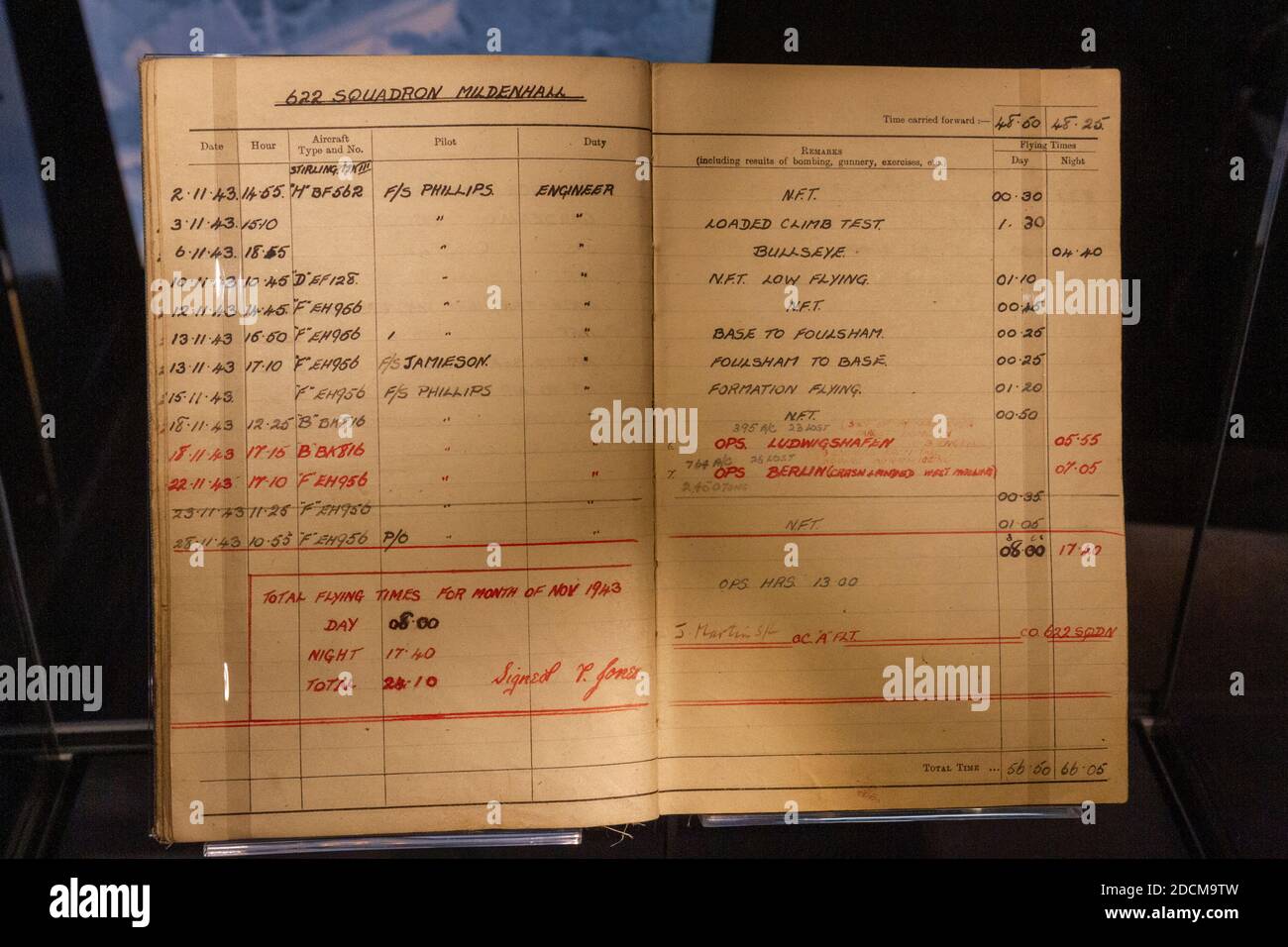 Flight logbook del RAF ingegnere di volo della seconda guerra mondiale in mostra presso l'International Bomber Command Center, Lincoln, Lincolnshire, Regno Unito. Foto Stock