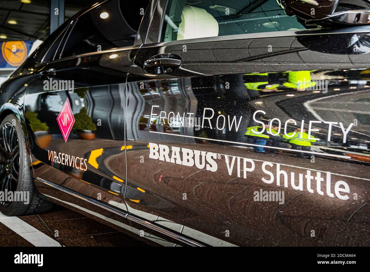 La portiera di una Brabus Maybach S 900 mostra la scritta "Brabus VIP Shuttle – VIP-Services" all'aeroporto di Francoforte, Germania. Il terminale e il logo della Lufthansa si riflettono nella vernice. L'auto appartiene alla flotta di navette della festa "World Club Dome – Zero Gravity, The Platinum Edition" di BigCityBeats. Foto Stock