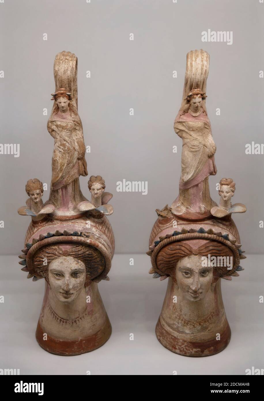 Due Oinochoai pugliesi : Policromo Canusiano & plastica Ware, fine del IV - inizio III secolo a.C., Canosa, 4300X6100 300dpi 12.5Mb I. Foto Stock