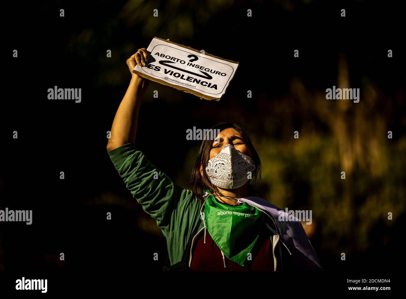 Barcellona, Spagna. 22 novembre 2020. Una femminista grida slogan che sollevano un cartello con la scritta 'l'aborto non sicuro è violenza', in quanto fa parte di una catena umana attraverso Barcellona per celebrare la Giornata internazionale per l'eliminazione della violenza contro le donne credito: Matthias Oesterle/Alamy Live News Foto Stock