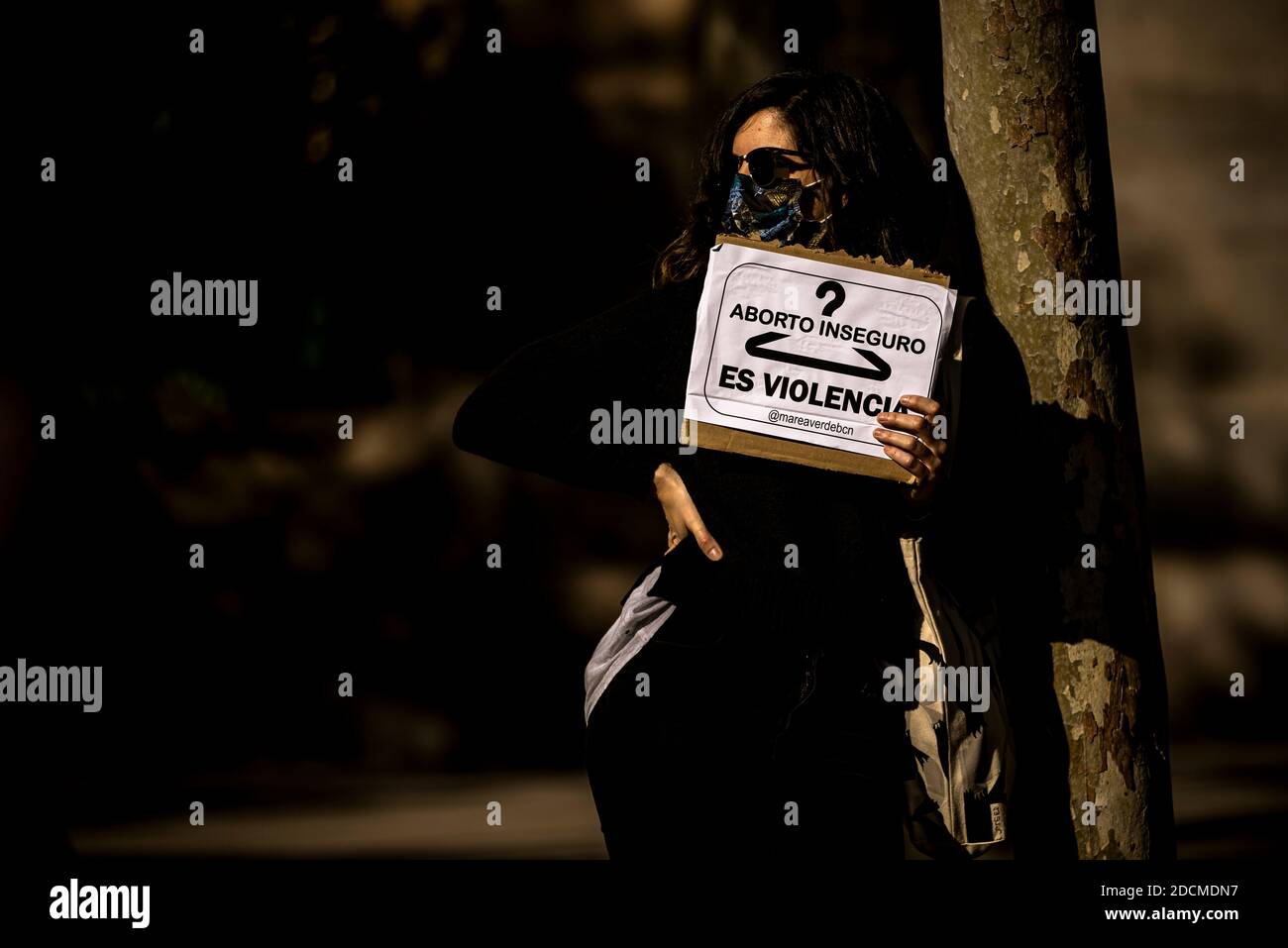 Barcellona, Spagna. 22 novembre 2020. Una femminista tiene un cartello con la scritta 'l'aborto non sicuro è violenza', in quanto fa parte di una catena umana attraverso Barcellona per celebrare la Giornata internazionale per l'eliminazione della violenza contro il credito femminile: Matthias Oesterle/Alamy Live News Foto Stock