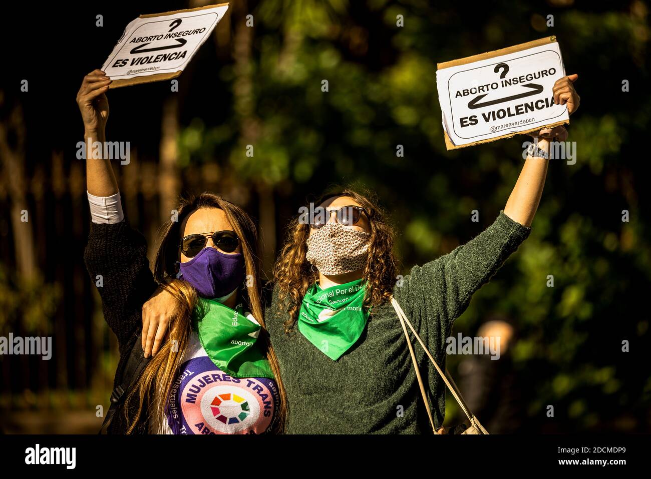 Barcellona, Spagna. 22 novembre 2020. Le donne TRANSSESUAL gridano slogan che sollevano un cartello con la scritta 'l'aborto non sicuro è violenza', in quanto fa parte di una catena umana attraverso Barcellona per celebrare la Giornata Internazionale per l'eliminazione della violenza contro le donne credito: Matthias Oesterle/Alamy Live News Foto Stock