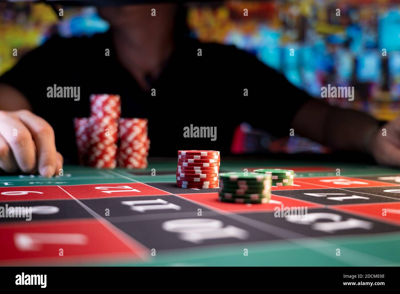 Uomo che gioca al tavolo della roulette al casinò Foto Stock