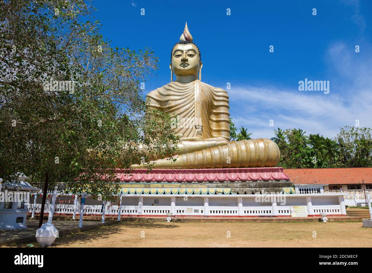 DIKWELLA, SRI LANKA - 17 FEBBRAIO 2020: Vista di una scultura gigante del Buddha seduto (Buddha con una casa sulla schiena) in una giornata di sole. Tempio buddista Foto Stock