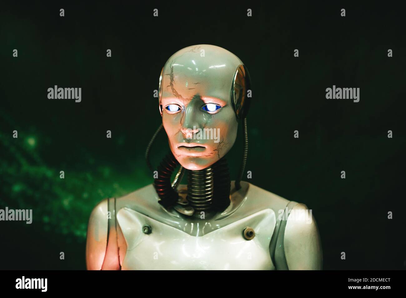Prototipo umano robotico. La tecnologia e il concetto del futuro dell'umanità. Intelligenza artificiale umana bionica Foto Stock