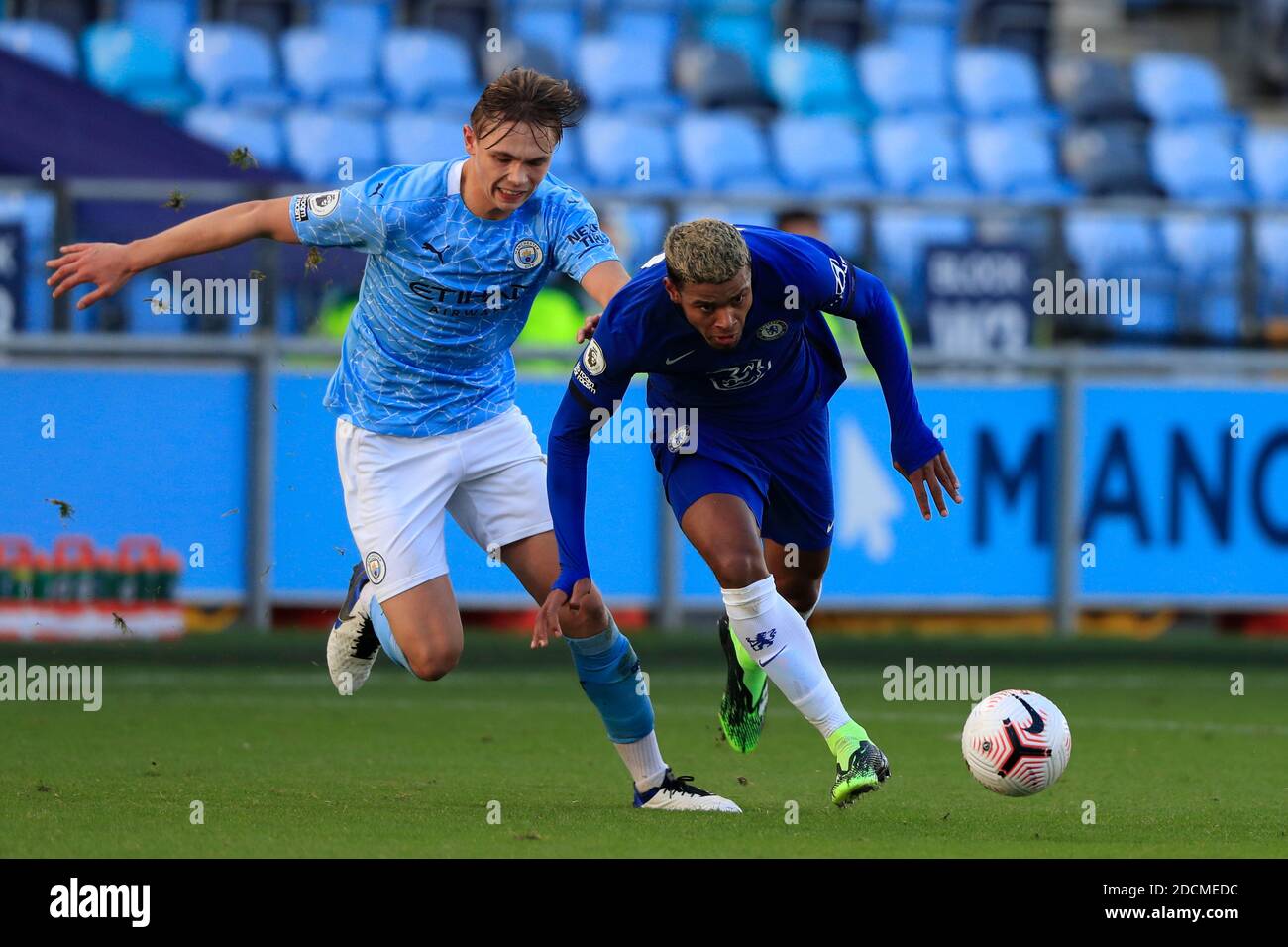 Manchester, Regno Unito. 22 novembre 2020. Faustino Anjorin n° 10 di Chelsea tenta di correre da Callum Doyle n° 5 di Manchester City Credit: News Images /Alamy Live News Foto Stock