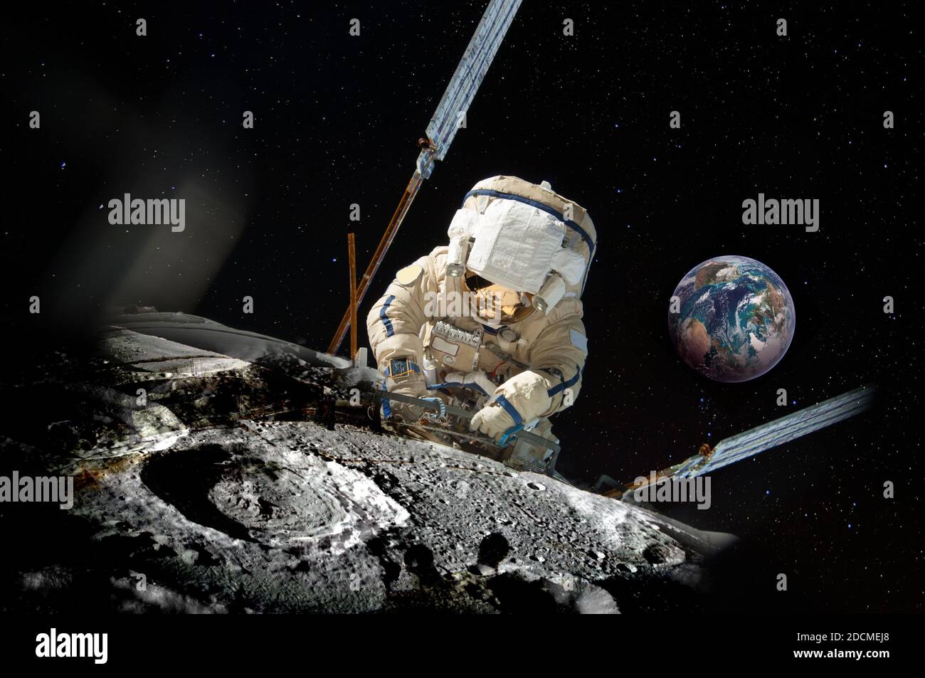 L'astronauta ripara qualcosa sulla superficie lunare, e il pianeta Terra dietro di lui su un cielo stellato. Collage, elementi di questa immagine arredato Foto Stock