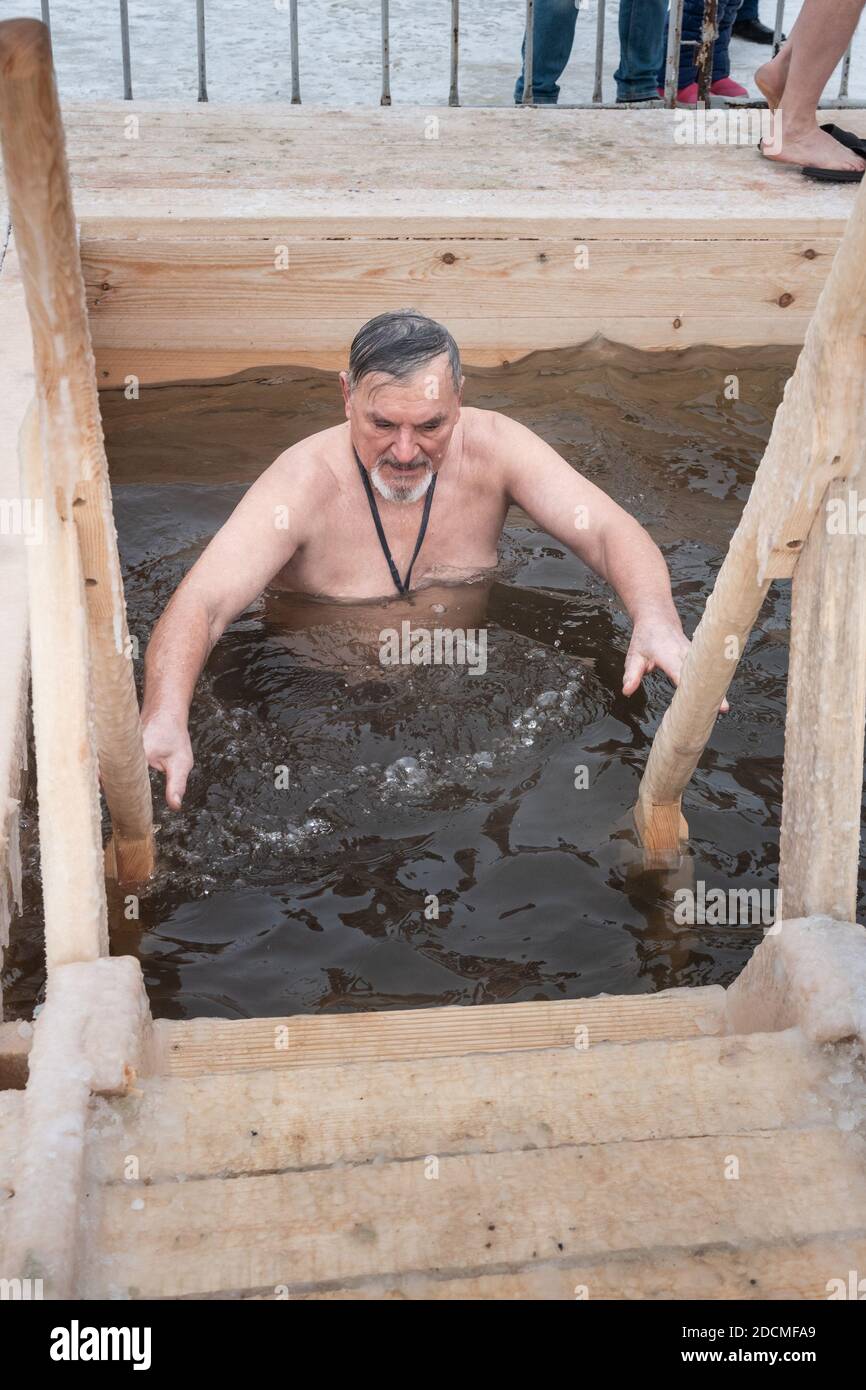 Vasca da bagno portatile in plastica o vasca in un giardino pronta per il  bagno di ghiaccio nell'acqua fredda riempita di cubetti di ghiaccio. Metodo  Wim Hof, terapia del freddo, respirazione Foto stock - Alamy