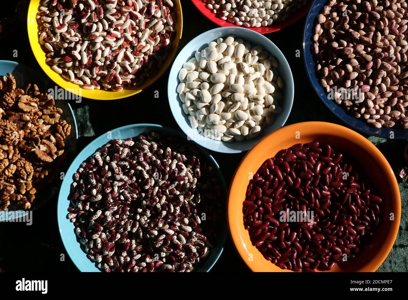 Fagioli di vario tipo in piatti, ingrediente per cucinare Foto Stock