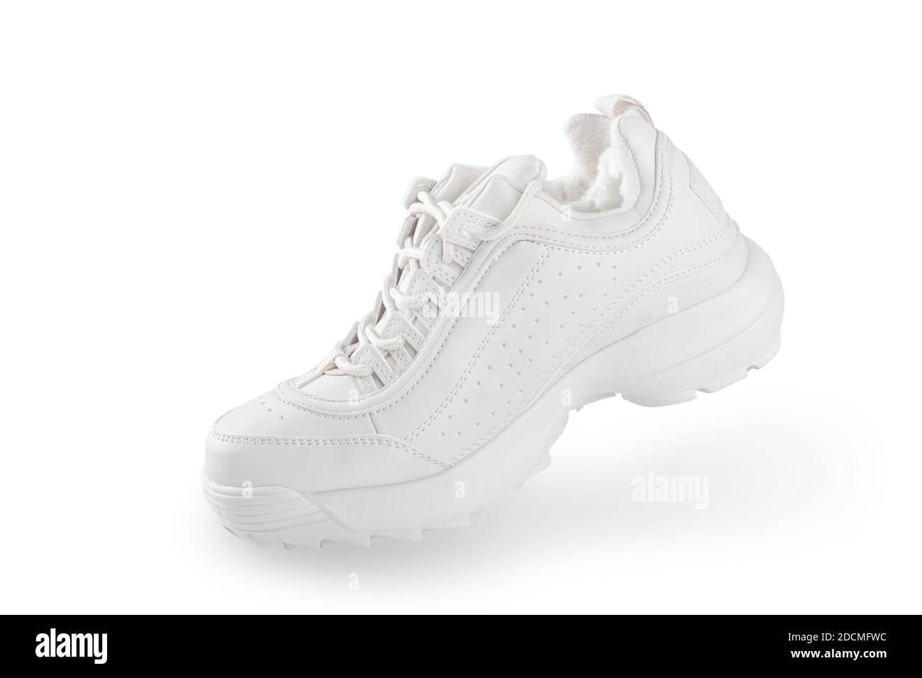 Sneaker bianche. Una sneaker bianca isolata su sfondo bianco. Simulazione del processo di camminata. In movimento. Concetto di scarpa sportiva Foto Stock