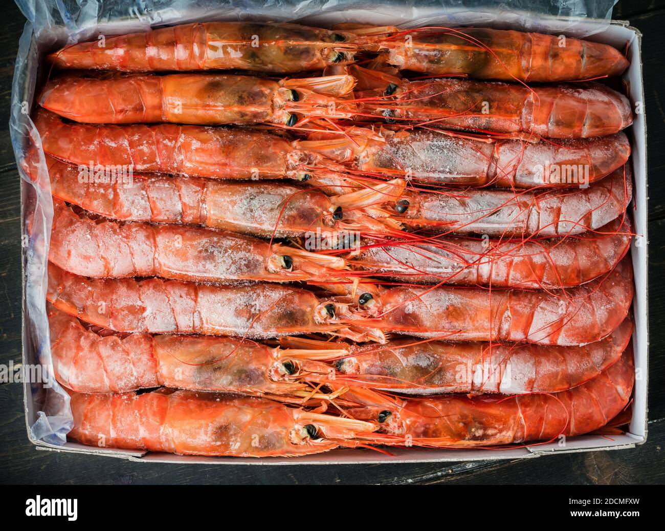 Un sacco di langostine surgelate in una scatola. Pesce sano. Foto Stock