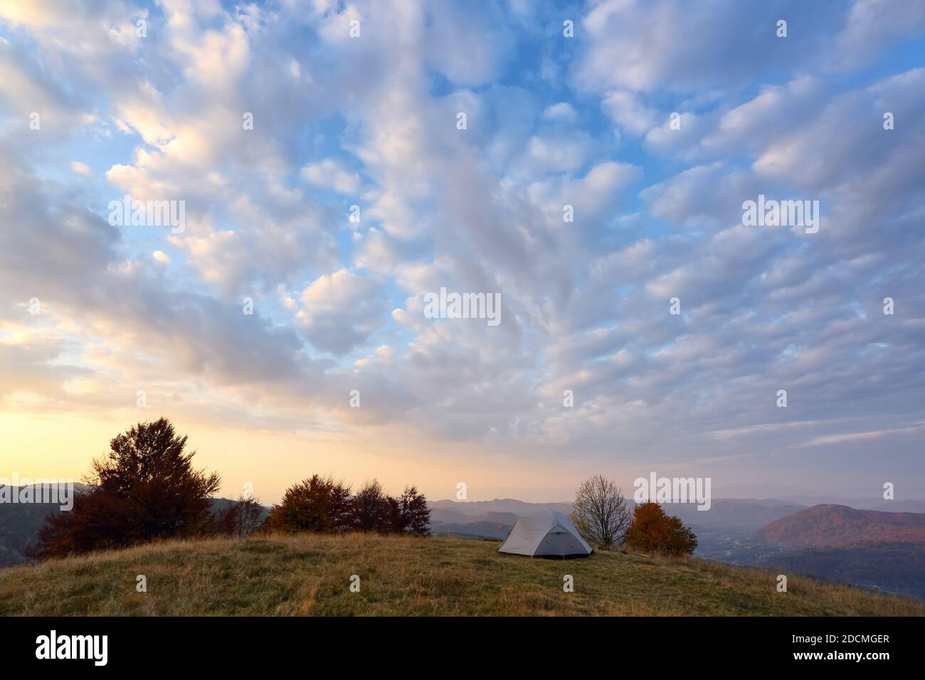 Tenda si erge sul prato. Alba. Cielo con nuvole. Incredibile paesaggio rurale autunno. Campeggio turistico luogo di riposo. Località Carpazi, Ucraina, Europa. Foto Stock