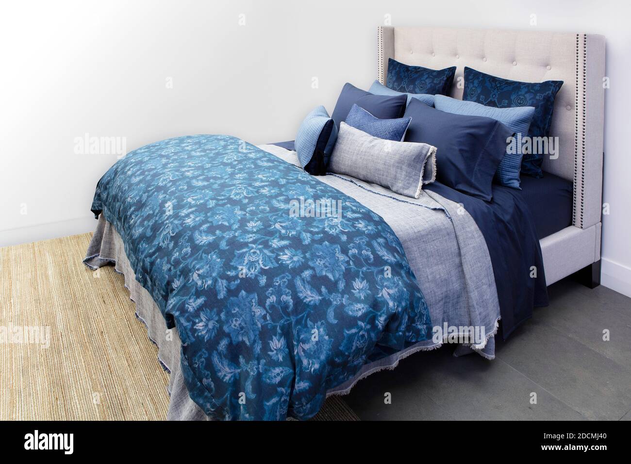 Letto con lenzuola e cuscini di lusso Foto Stock