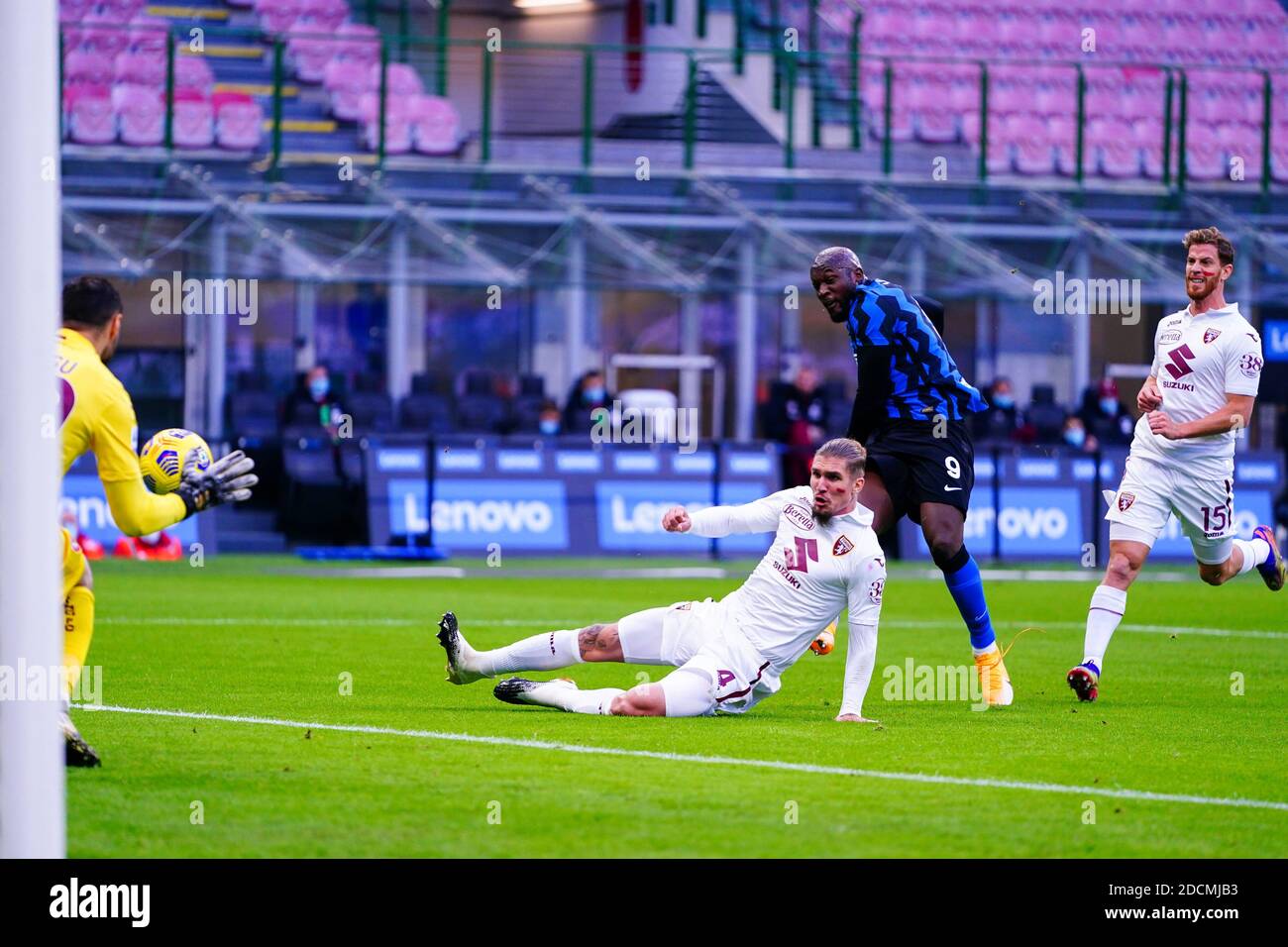 Milano, Italia. milano, Italia, Stadio Paolo Meazza, 22 Nov 2020, Romelu Lukaku (FC Inter) durante FC Internazionale vs Torino FC - Calcio italiano Serie A match - Credit: LM/Luca Rossini Credit: Luca Rossini/LPS/ZUMA Wire/Alamy Live News 2020 Foto Stock