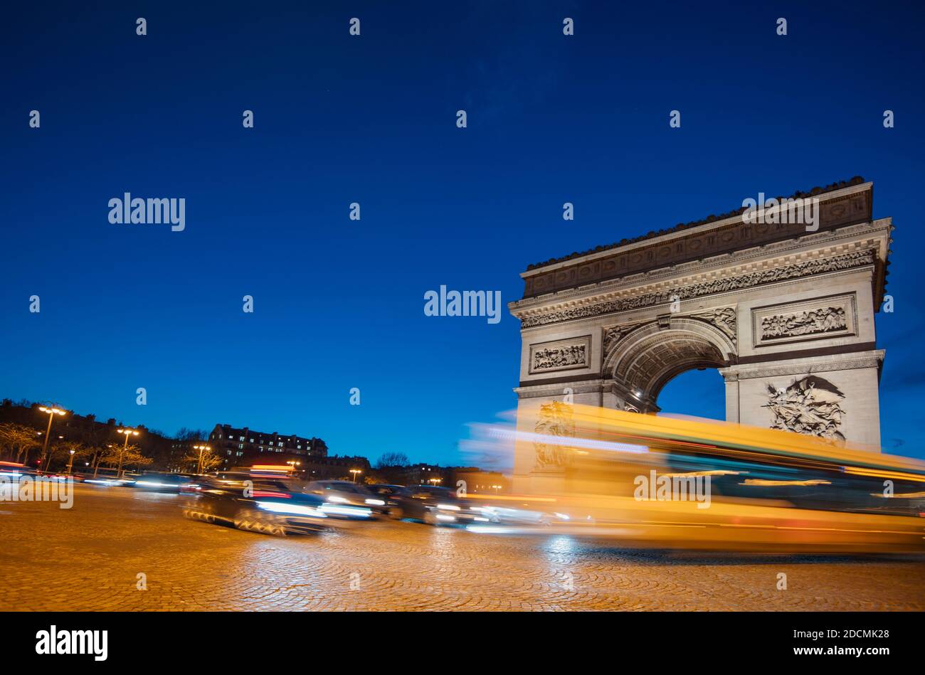 Arc de Triomphe di notte a Parigi, Francia Foto Stock
