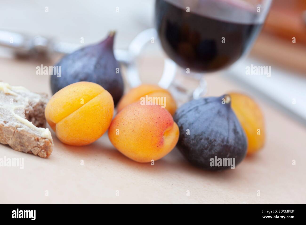 Frutta fresca con un bicchiere di vino e pane e. pranzo al burro Foto Stock