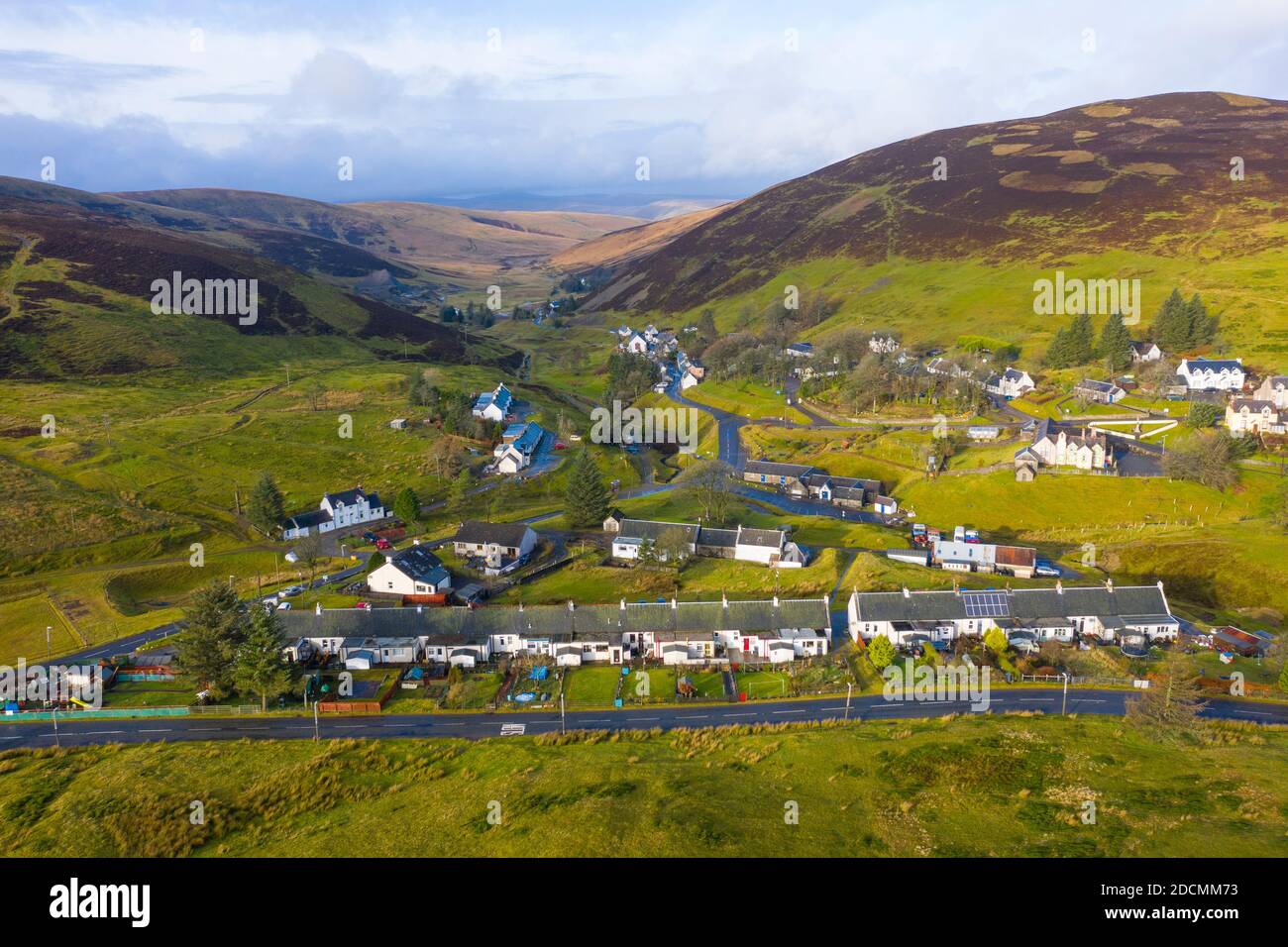 Wanlockhead, Scozia, Regno Unito. 22 novembre 2020. Un tentativo da parte di una comunità di fiducia di acquistare terreni circostanti il villaggio più alto della Scozia dal Duca di Buccleuch è fallito con la sua offerta di finanziamento di £1.5 milioni. Lo Scottish Land Fund ha dichiarato alla campagna di buyout del Wanlockhead Community Trust di aver chiuso la domanda di finanziamento pubblico. Nella foto; vista aerea del villaggio di Wanlockhead. Iain Masterton/Alamy Live News Foto Stock