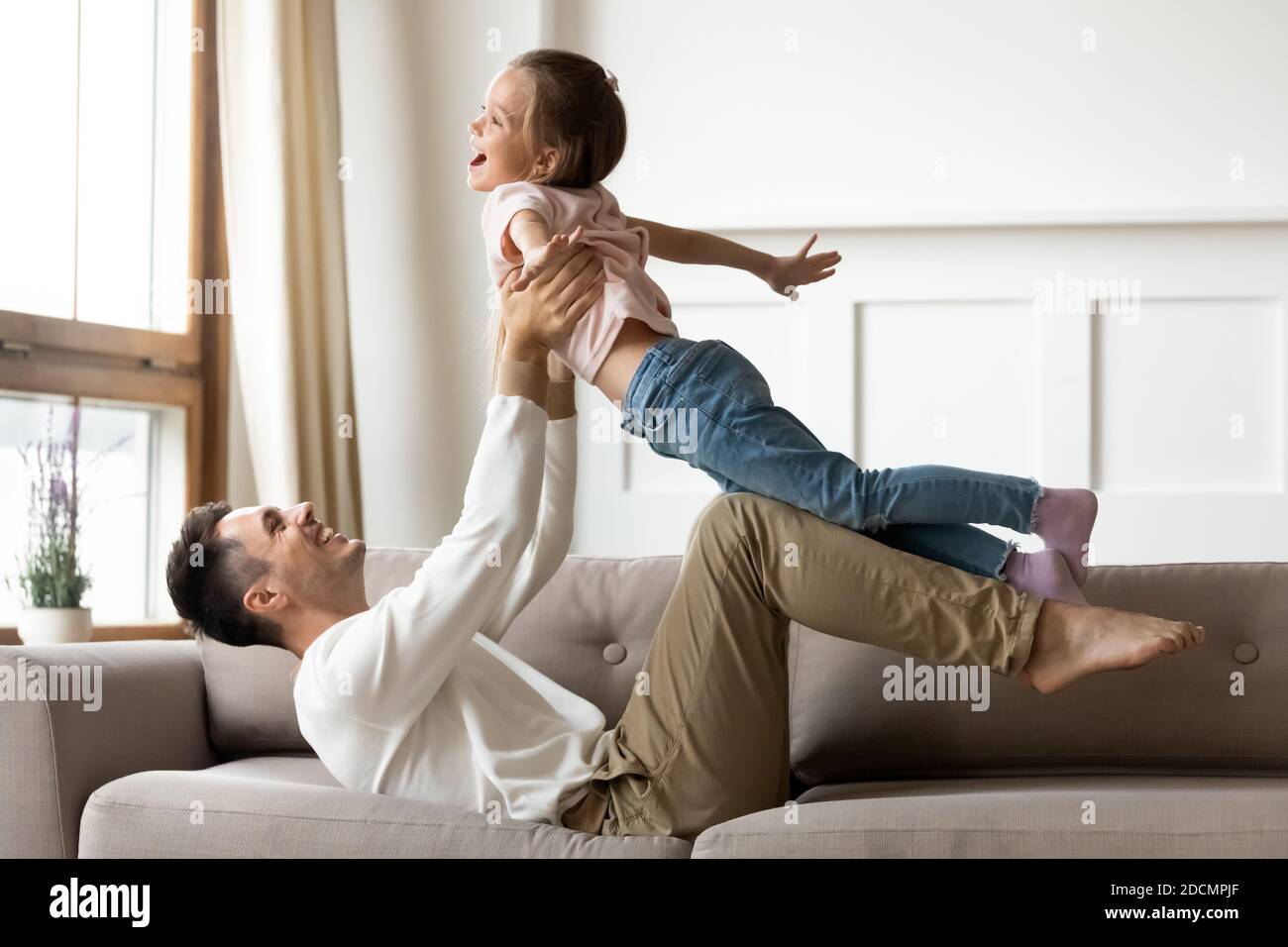 Papà e figlia giocano insieme a casa Foto Stock