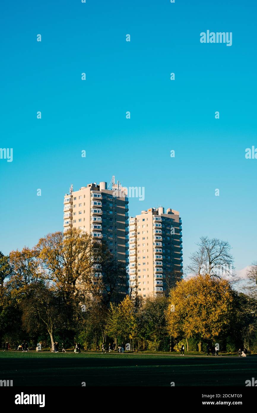 Londra: 22 novembre 2020. La gente va per una passeggiata nel Brockwell Park. I parchi nelle città di Londra sono insolitamente occupati a causa delle restrizioni di Covid-19 e di Lockdown, in modo che le persone si incontrino all'esterno. Foto Stock