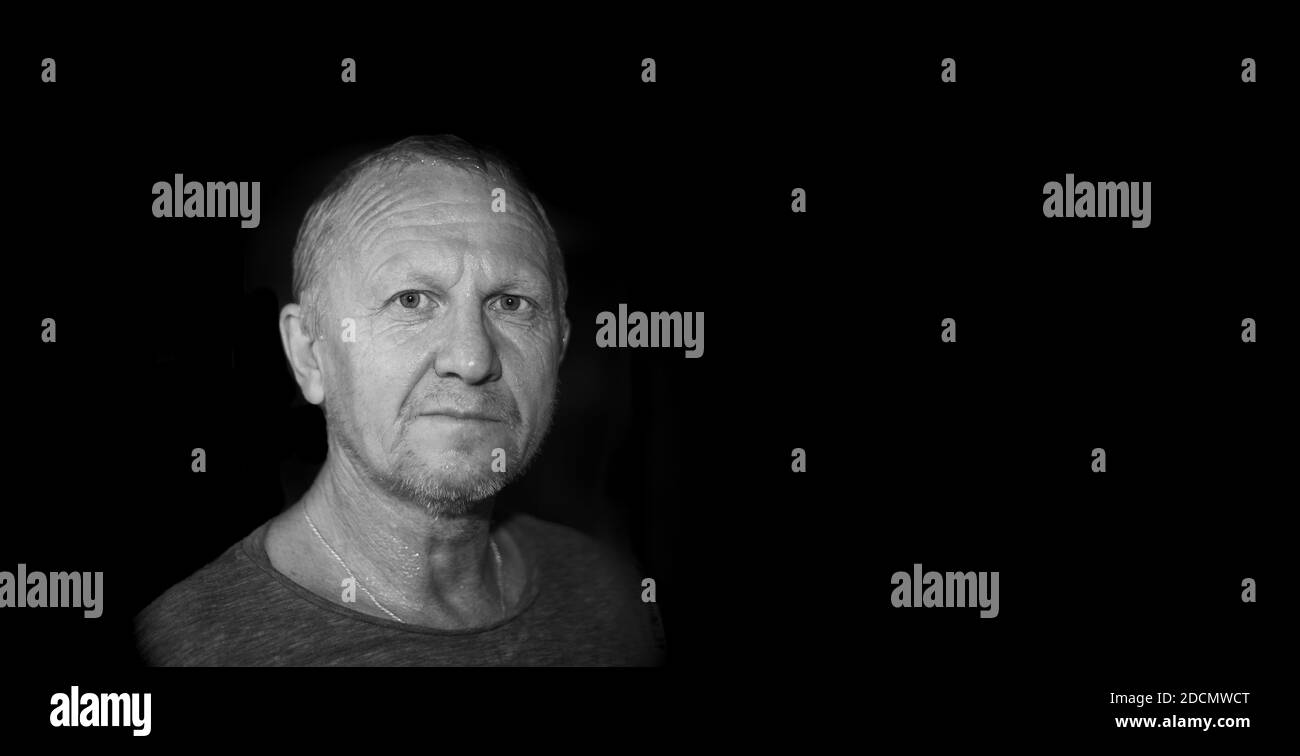 uomo adulto con pelle bagnata su fondo nero. Foto Stock