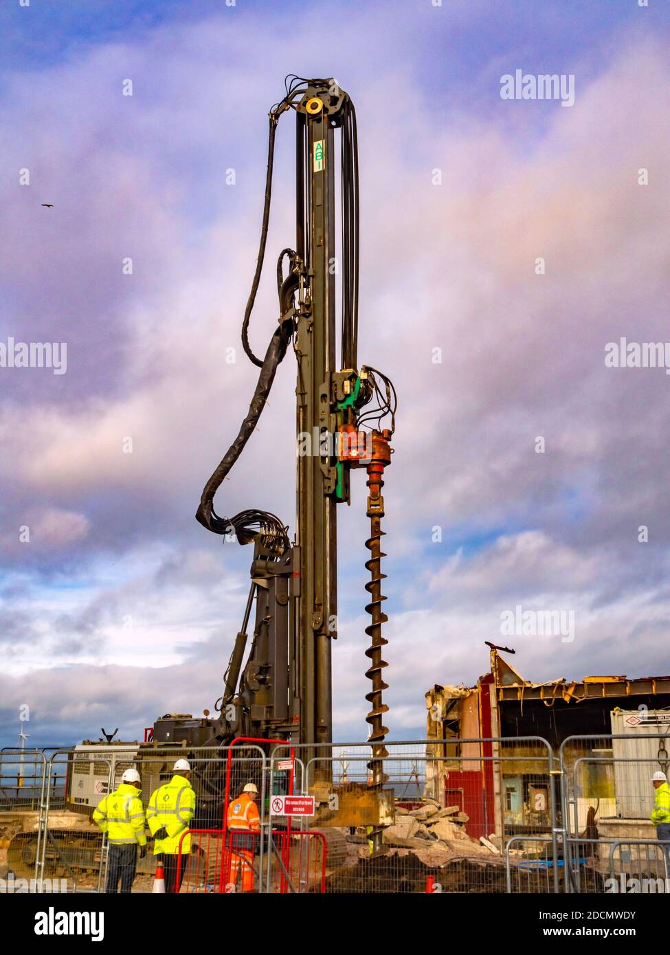 Costruzione del nuovo Regent Cinema sul lungomare di Redcar alesatrice per palafitte per la colata di pali di calcestruzzo in situ Foto Stock