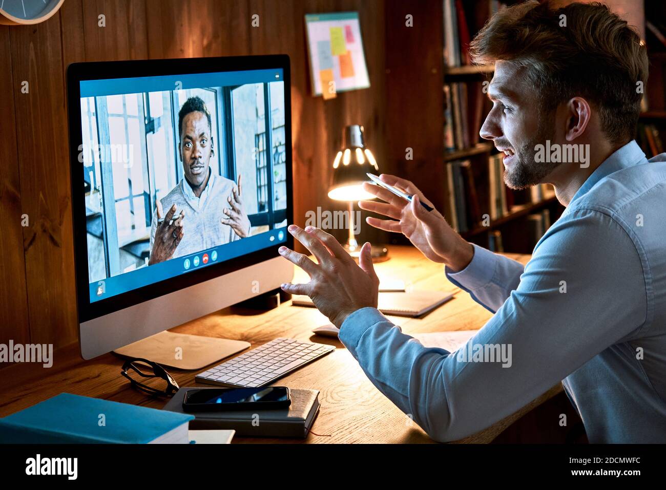 Diversi uomini d'affari che parlano di videoconferenza chiamata virtuale riunione. Foto Stock