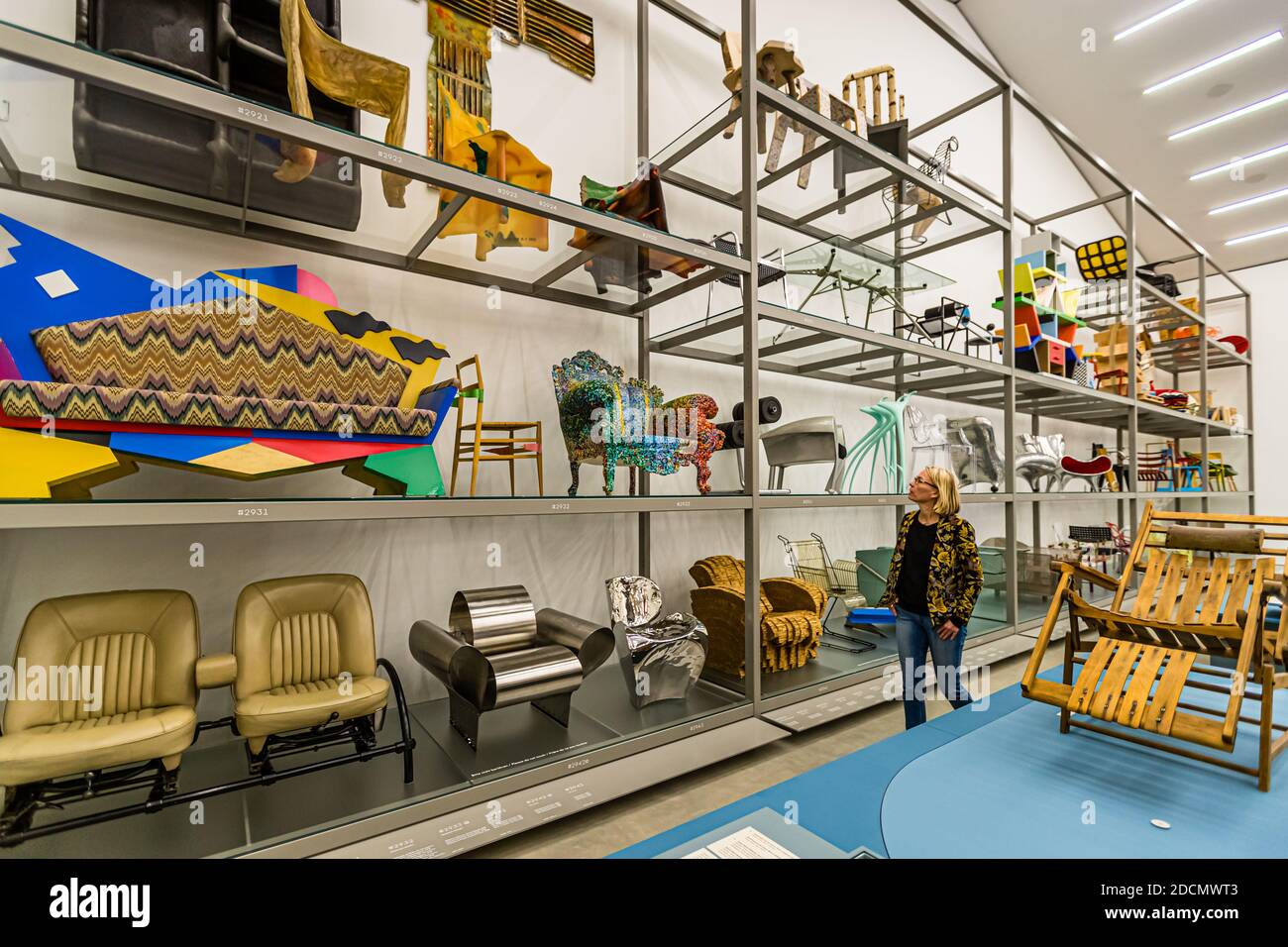 Non tutto ciò che viene mostrato nel Vitra Show Depot deve essere bello. Ma lo sviluppo del design di mobili, che è mostrato qui sulla sedia di mobili, è certamente interessante. Vitra Campus a Weil am Rhein, Germania Foto Stock