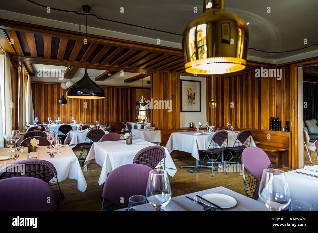 Il ristorante dell'Hotel Krone con 30 posti a sedere. Molti di loro sono la sedia a filo Eames DKW dal 1951. Classici del design dell'illuminazione galleggiano sopra i tavoli. In primo piano la lampada Golden Bell di Artek a Weil am Rhein, Germania Foto Stock