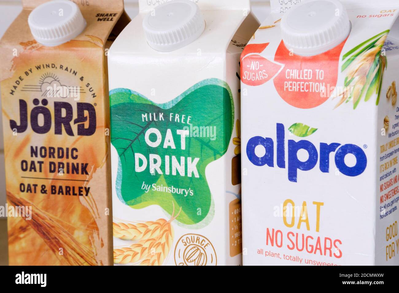 Cartoni di latte alternative avena bevande Foto Stock