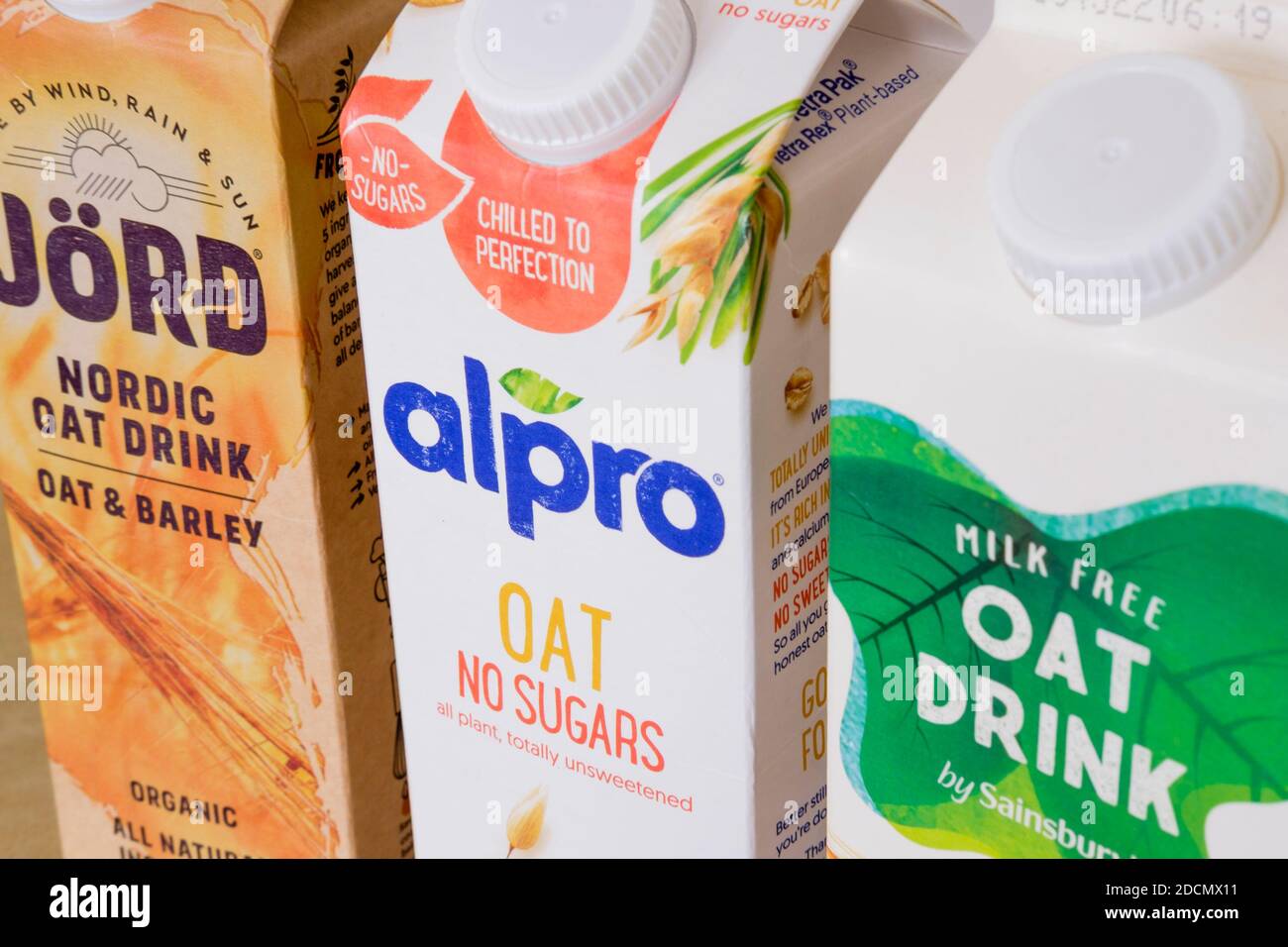 Cartoni di latte alternative bevande a base di OAT Foto Stock