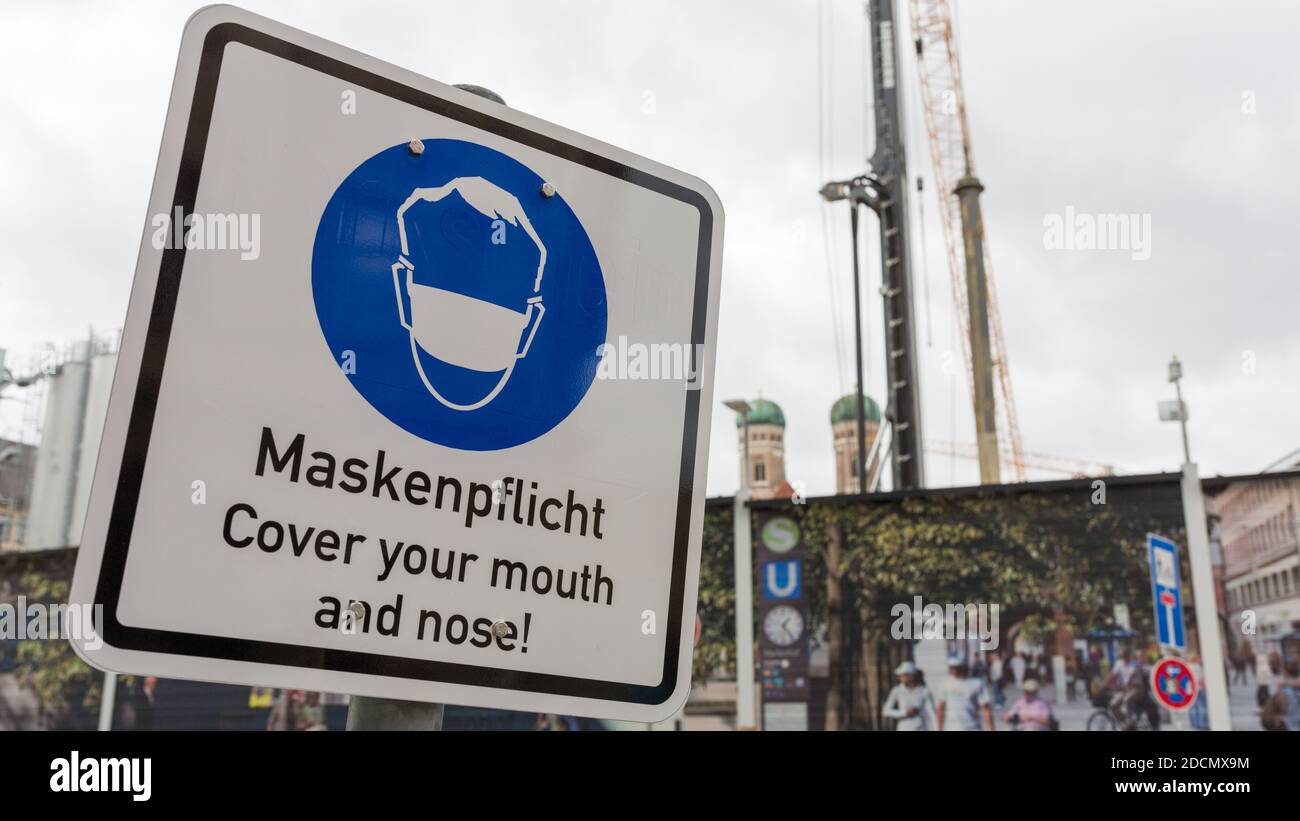 Monaco, Baviera / Germania - 30 ottobre 2020: Cartello 'Maskenpflicht' all'ingresso della zona pedonale. Obbligo di coprire bocca e naso con una maschera Foto Stock