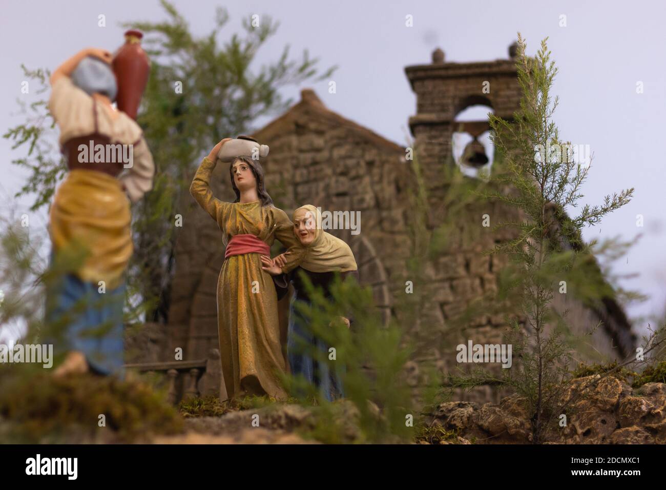 Presepe rappresentazione di persone nella vita rurale a Gran Canaria, Spagna. Figurine di donne e chiesa sullo sfondo. Concetto di stagione di Natale Foto Stock