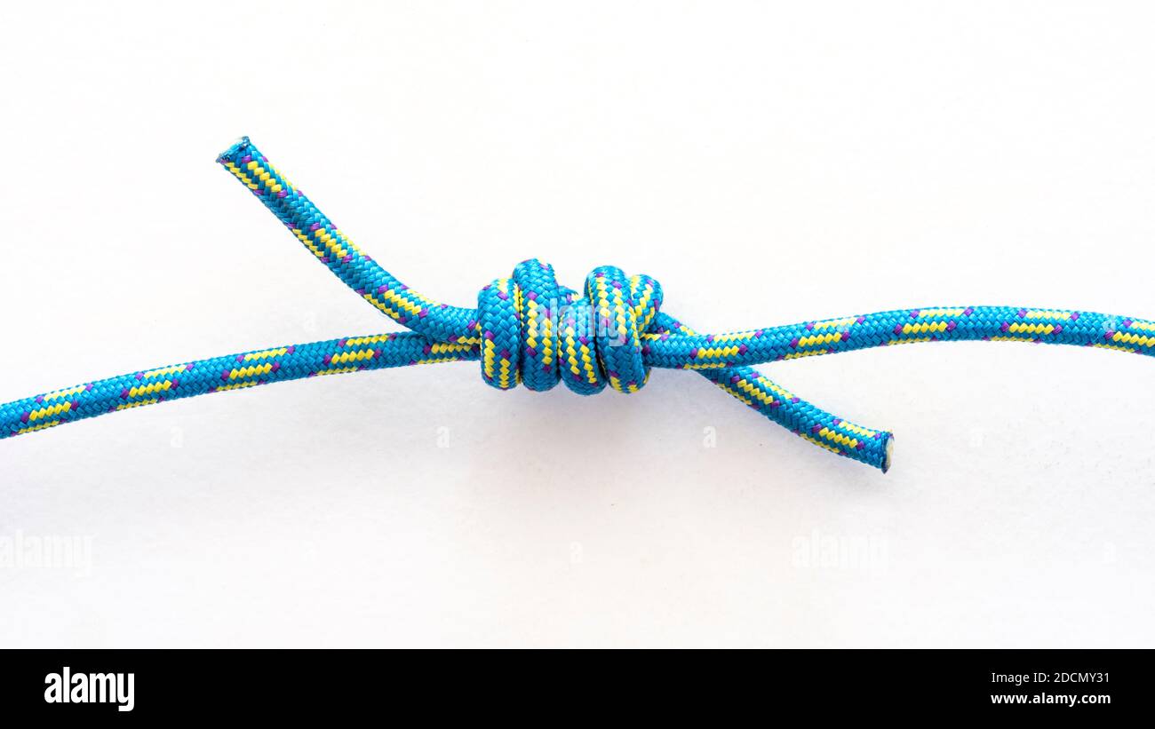 Doppio nodo di curvatura del pescatore tirato stretto su uno sfondo bianco Foto Stock