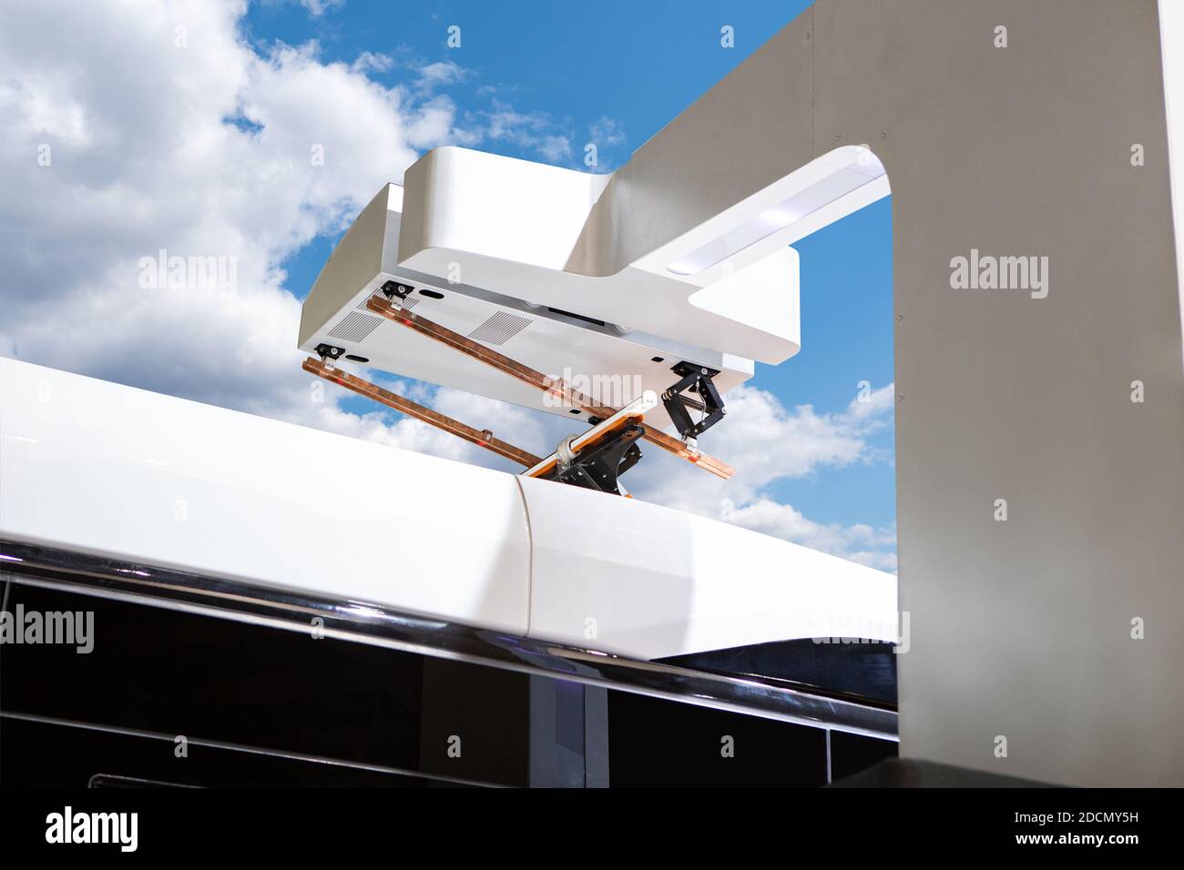 Il bus elettrico a una fermata è a pagamento da pantografo Foto Stock