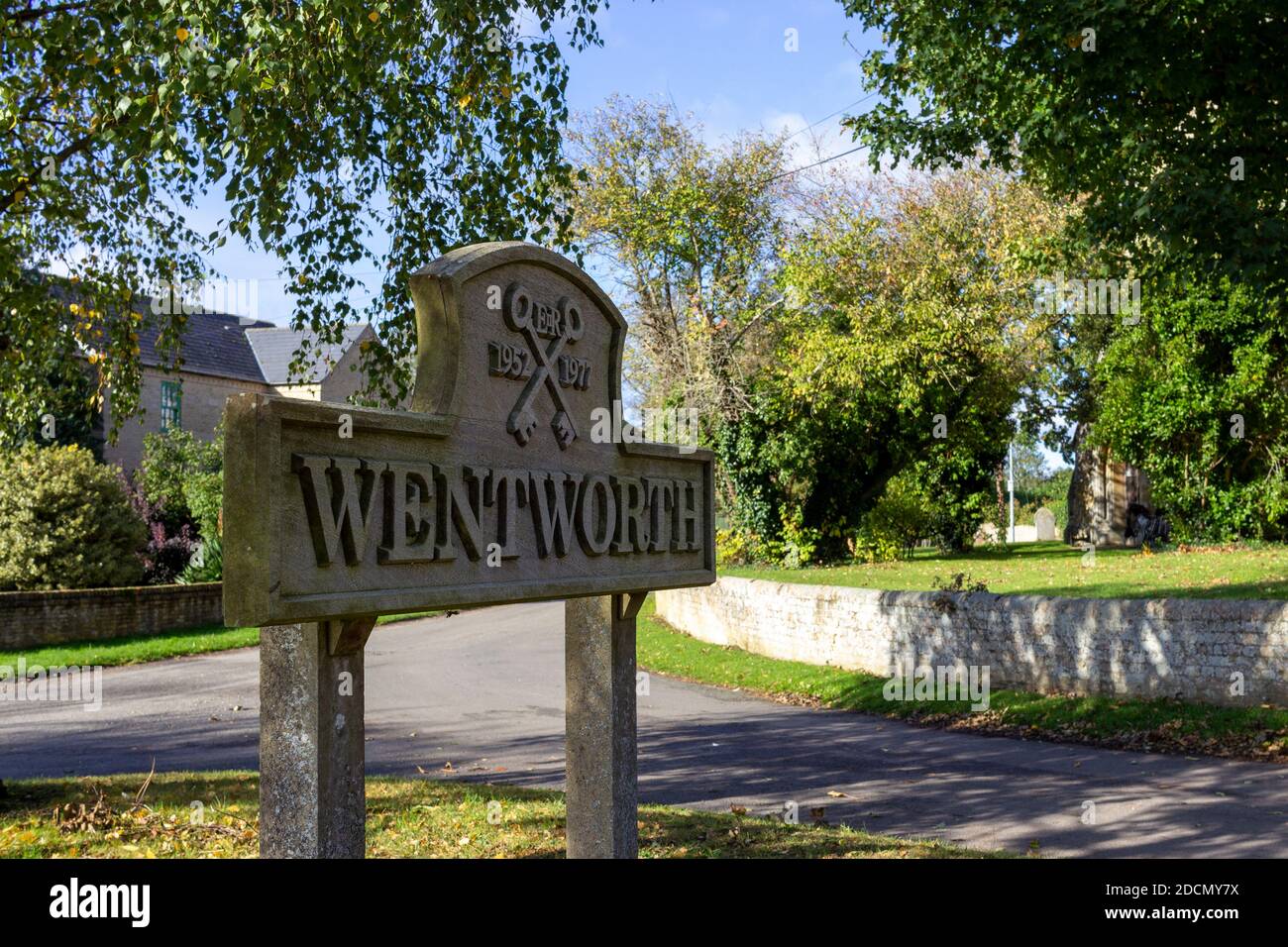 Cartello Village, Wentworth, Cambridgeshire, eretto in occasione del Giubileo d'Argento della Regina Elisabetta II, 1977 Foto Stock