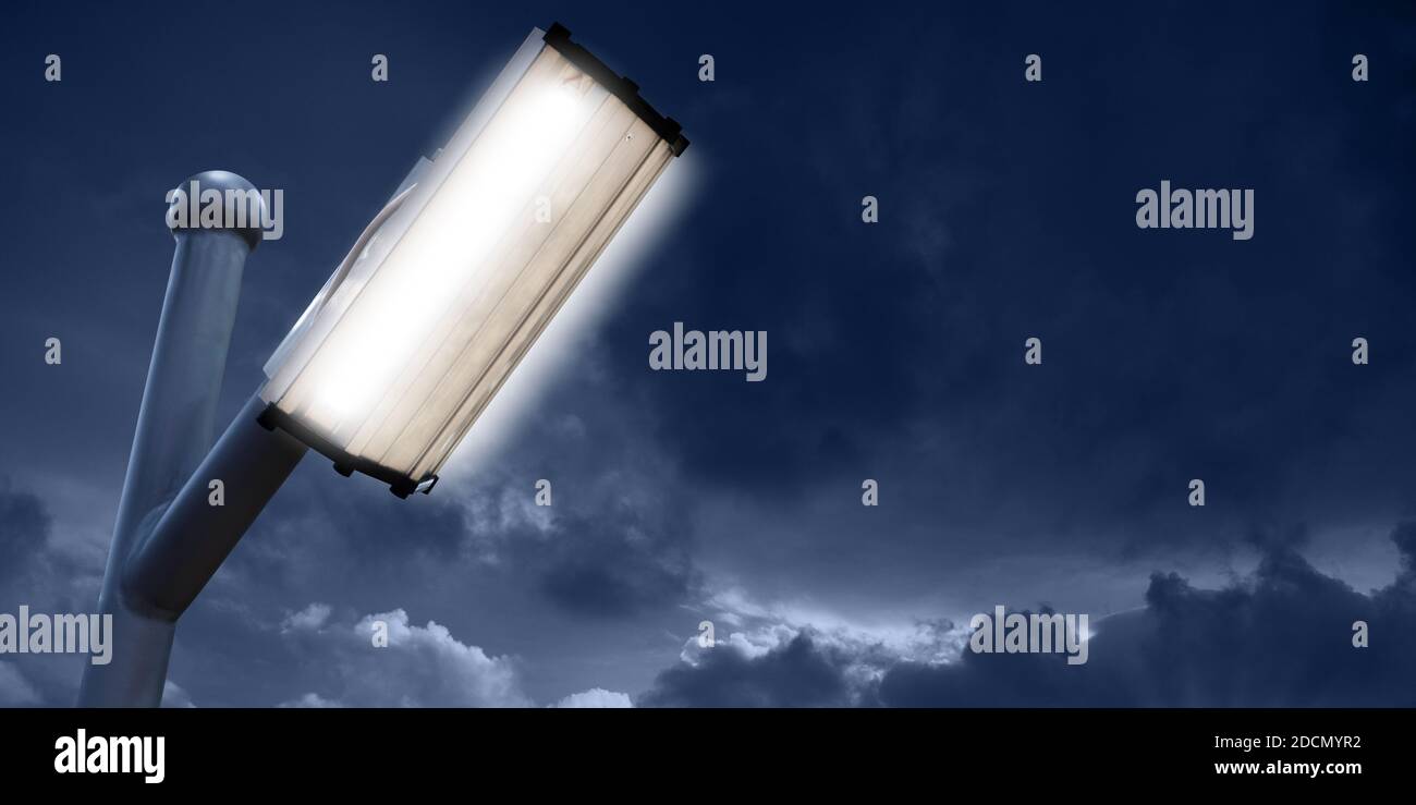 Via LED lanterna su uno sfondo di cielo drammatico Foto Stock