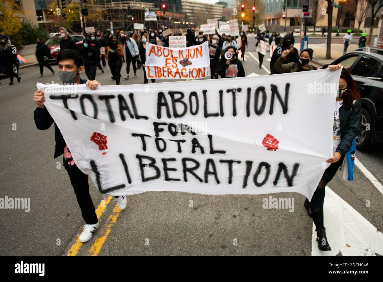 Washington, Stati Uniti. 21 Nov 2020. Manifestanti con il collettivo Total Liberation e Resistencia VA marzo, chiedendo la fine delle politiche di immigrazione dell’amministrazione Trump, a Washington, DC, il 21 novembre 2020, in mezzo alla pandemia del coronavirus. Decine di manifestanti hanno marciato e radunato fuori dal Dipartimento per la sicurezza interna (DHS) e l'immigrazione e l'applicazione doganale (ICE) bloccando il traffico, criticando le attuali politiche di immigrazione e sollevando le storie individuali di coloro che sono stati danneggiati. (Graeme Sloan/Sipa USA) Credit: Sipa USA/Alamy Live News Foto Stock