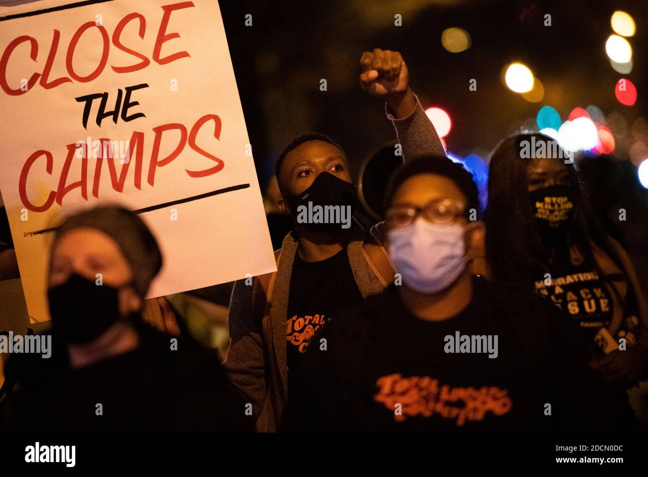 Washington, Stati Uniti. 21 Nov 2020. Manifestanti con il collettivo Total Liberation e Resistencia VA marzo, chiedendo la fine delle politiche di immigrazione dell’amministrazione Trump, a Washington, DC, il 21 novembre 2020, in mezzo alla pandemia del coronavirus. Decine di manifestanti hanno marciato e radunato fuori dal Dipartimento per la sicurezza interna (DHS) e l'immigrazione e l'applicazione doganale (ICE) bloccando il traffico, criticando le attuali politiche di immigrazione e sollevando le storie individuali di coloro che sono stati danneggiati. (Graeme Sloan/Sipa USA) Credit: Sipa USA/Alamy Live News Foto Stock