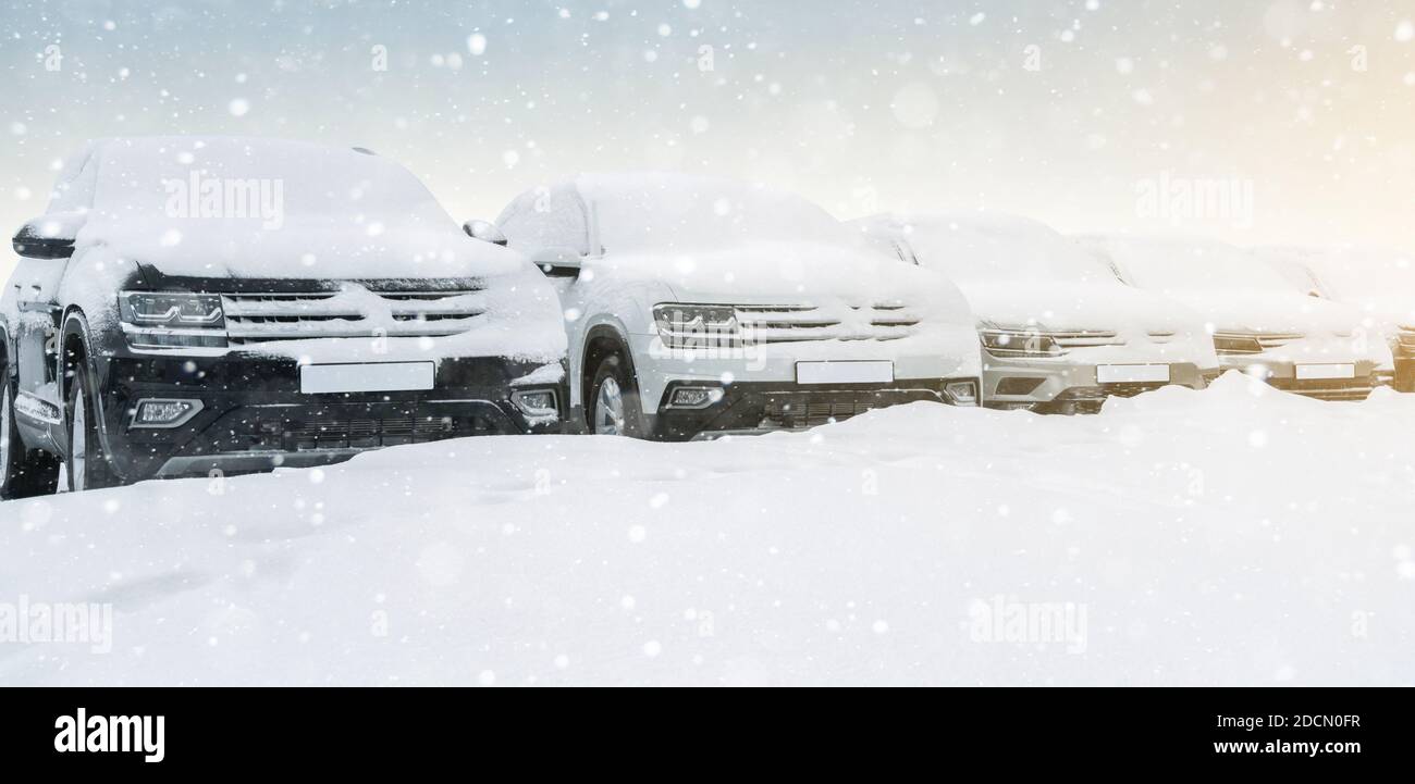 Auto parcheggiate coperte di neve. Stagione invernale Foto Stock