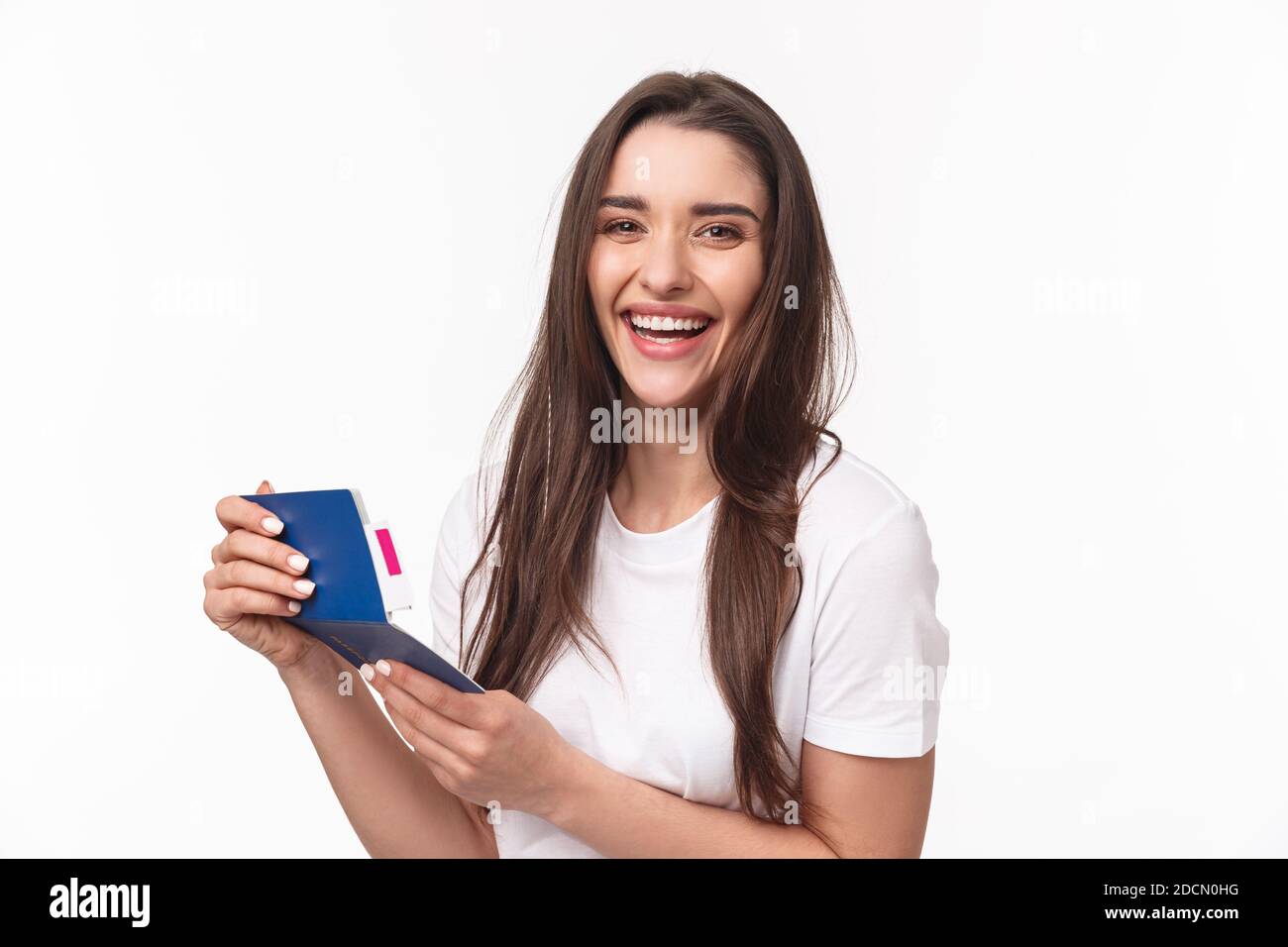 Viaggi, vacanze, estate. Primo piano ritratto di felice, carismatica bella donna ridendo, guardando il suo visto in passaporto con biglietto aereo Foto Stock