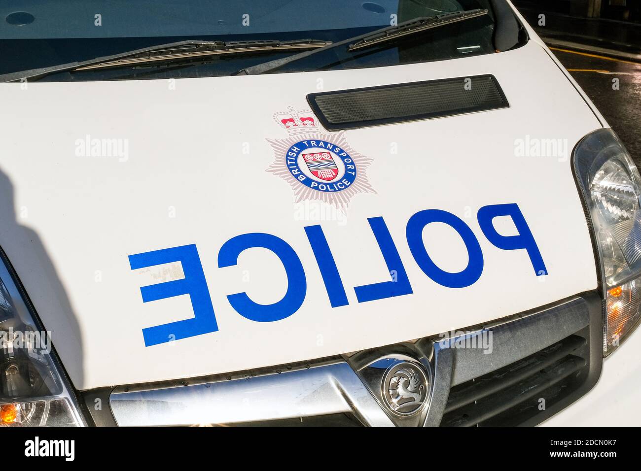 Logo e nome della British Transport Police sul cofano di una macchina di polizia, parcheggiata nel centro di Glasgow, Scozia, Regno Unito Foto Stock