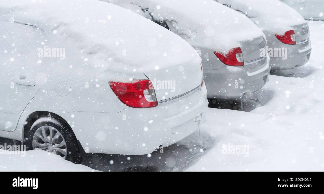 Auto parcheggiate coperte di neve. Stagione invernale Foto Stock