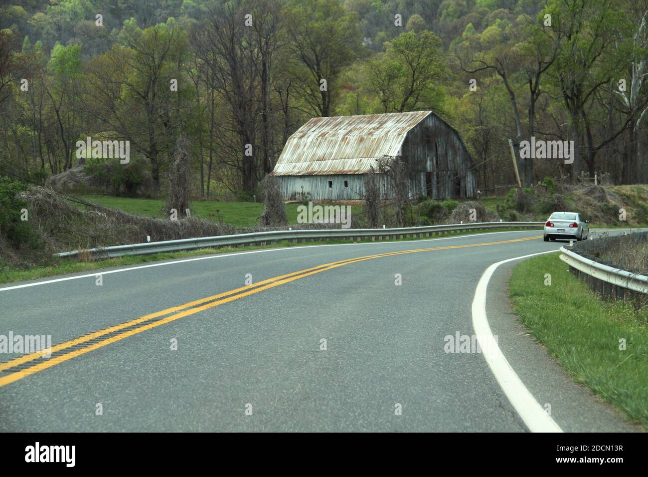 Strada a due corsie nella Virginia rurale, Stati Uniti Foto Stock
