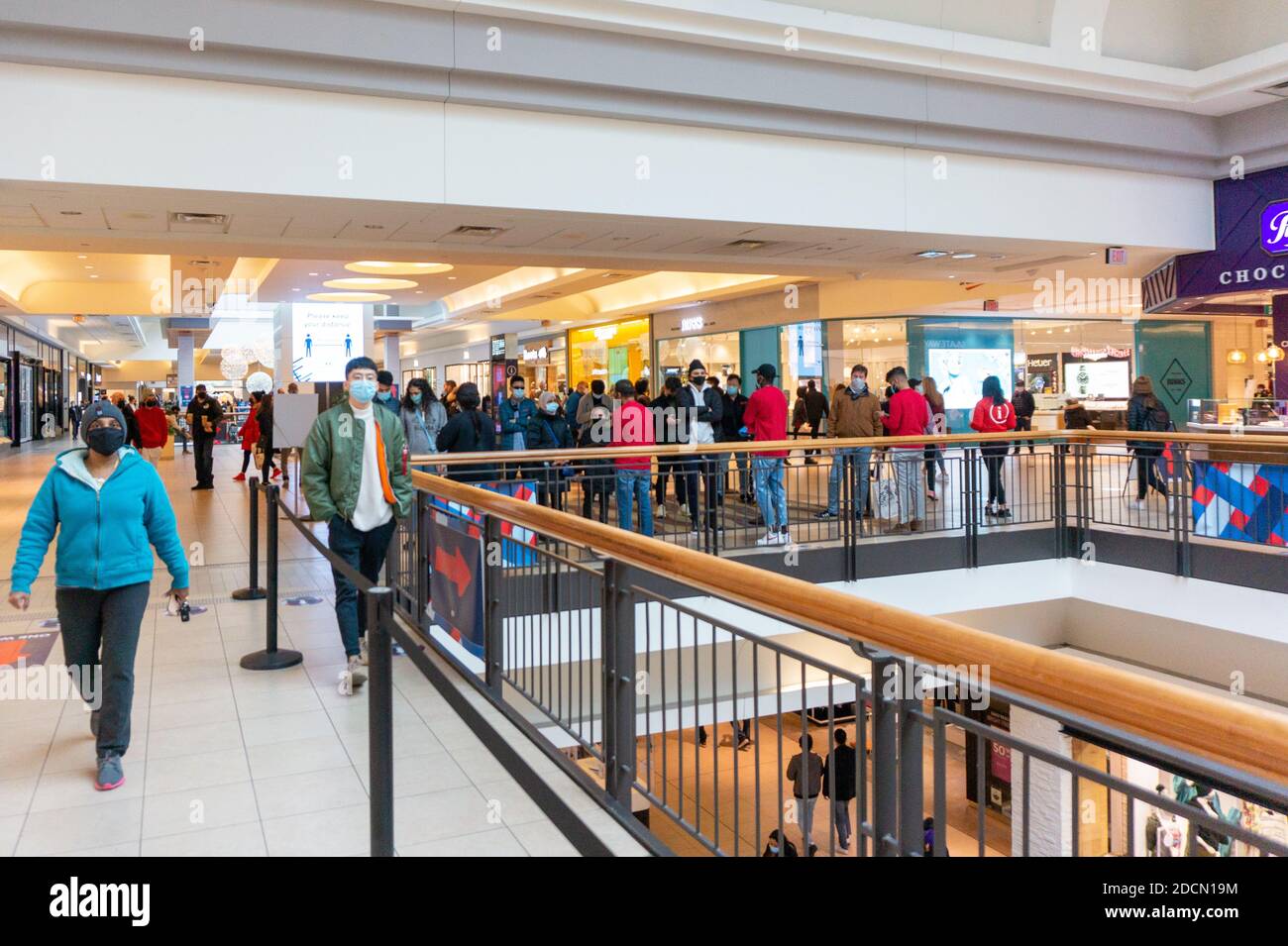 Un grande gruppo di persone nel centro commerciale Fairview dopo che il governo ha annunciato un nuovo blocco per Toronto a partire da lunedì 23. È il tempo di Covid-19 p. Foto Stock