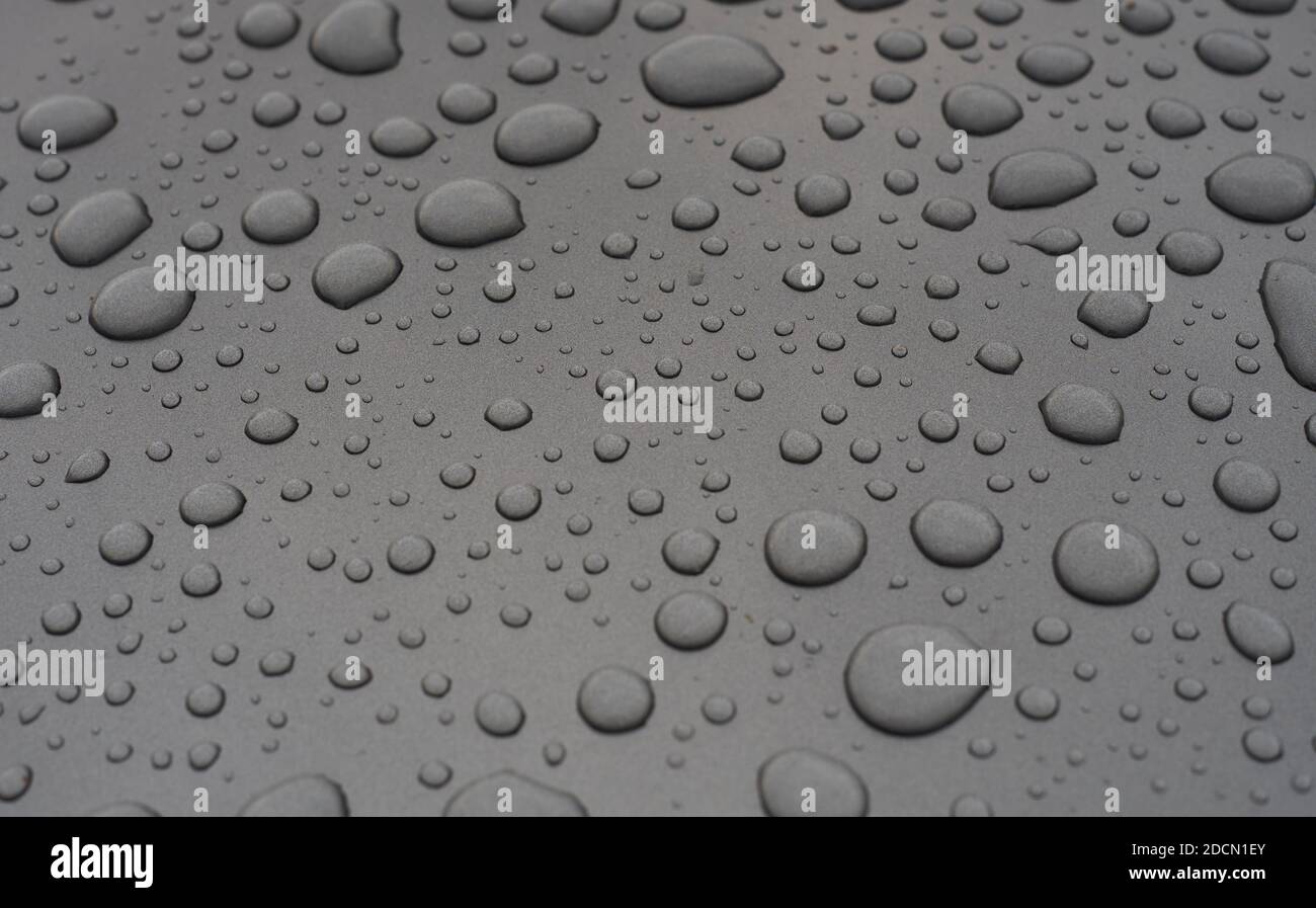 gocce d'acqua su metallo grigio Foto Stock