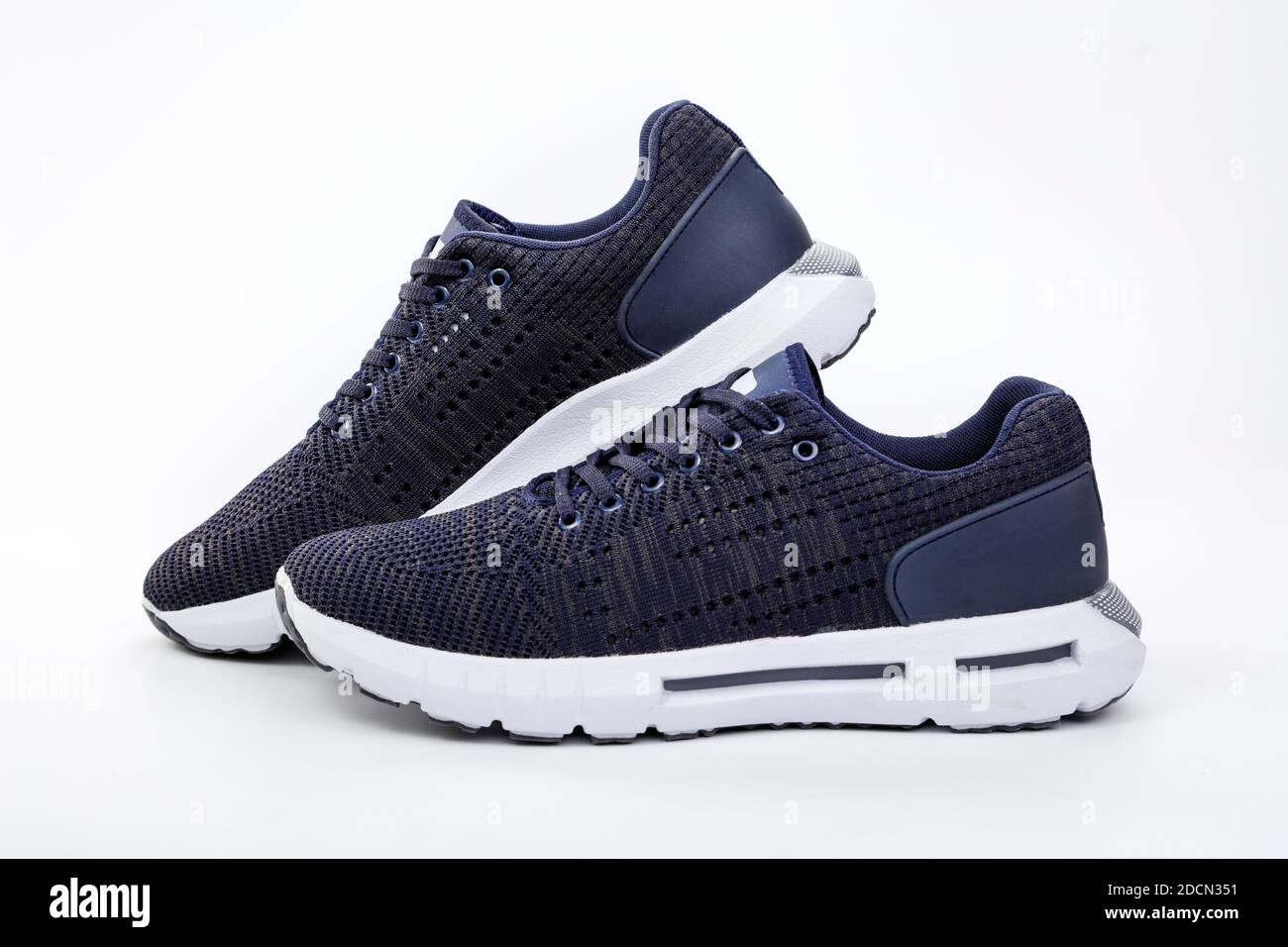 Sneakers isolate su sfondo bianco. Scarpe sportive da running. Scarpe per lo sport Foto Stock