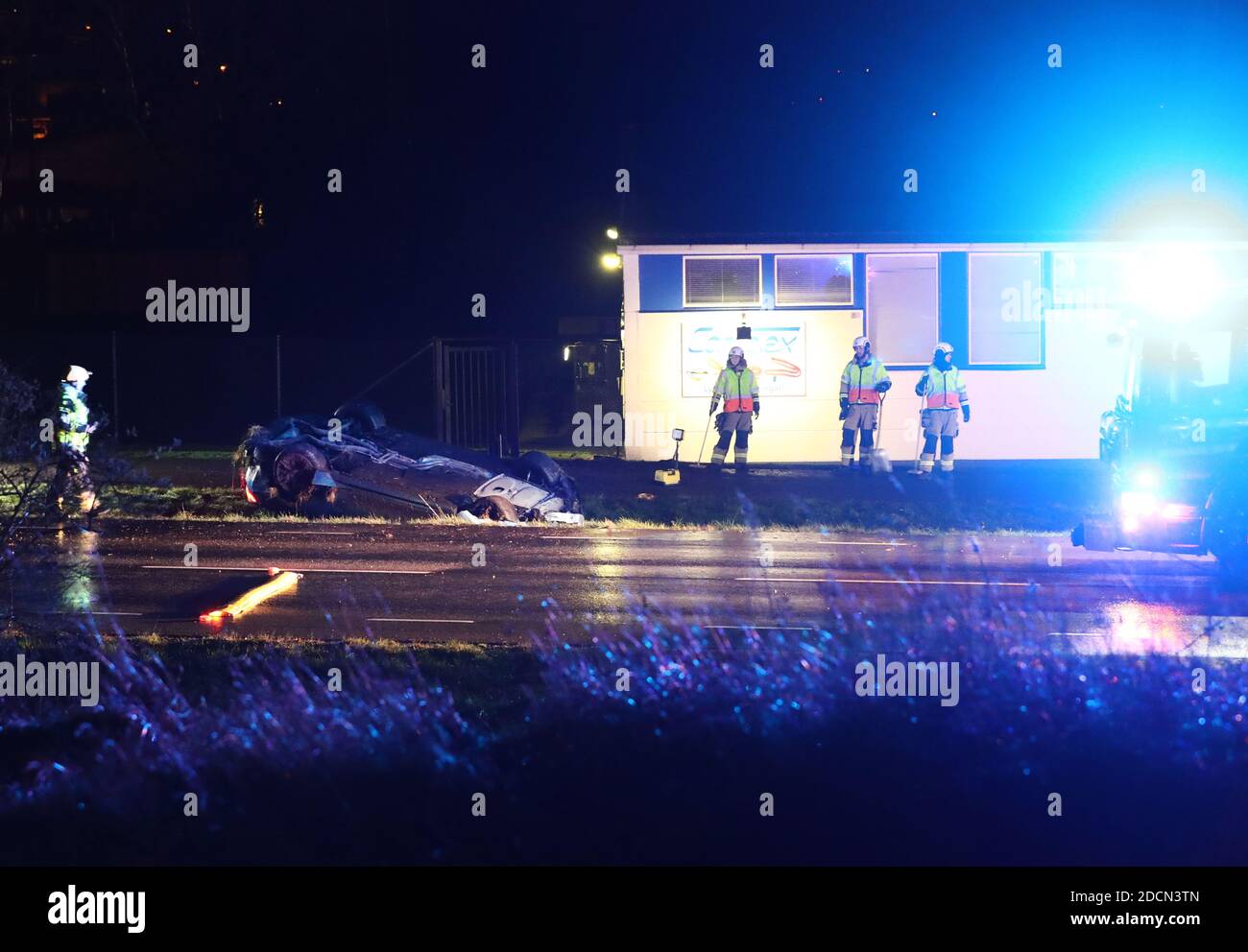 MOTALA, SVEZIA - 21 NOVEMBRE 2020: Incidente stradale sabato sera. Polizia e servizi di soccorso in loco. Foto Gippe Gustafsson Foto Stock